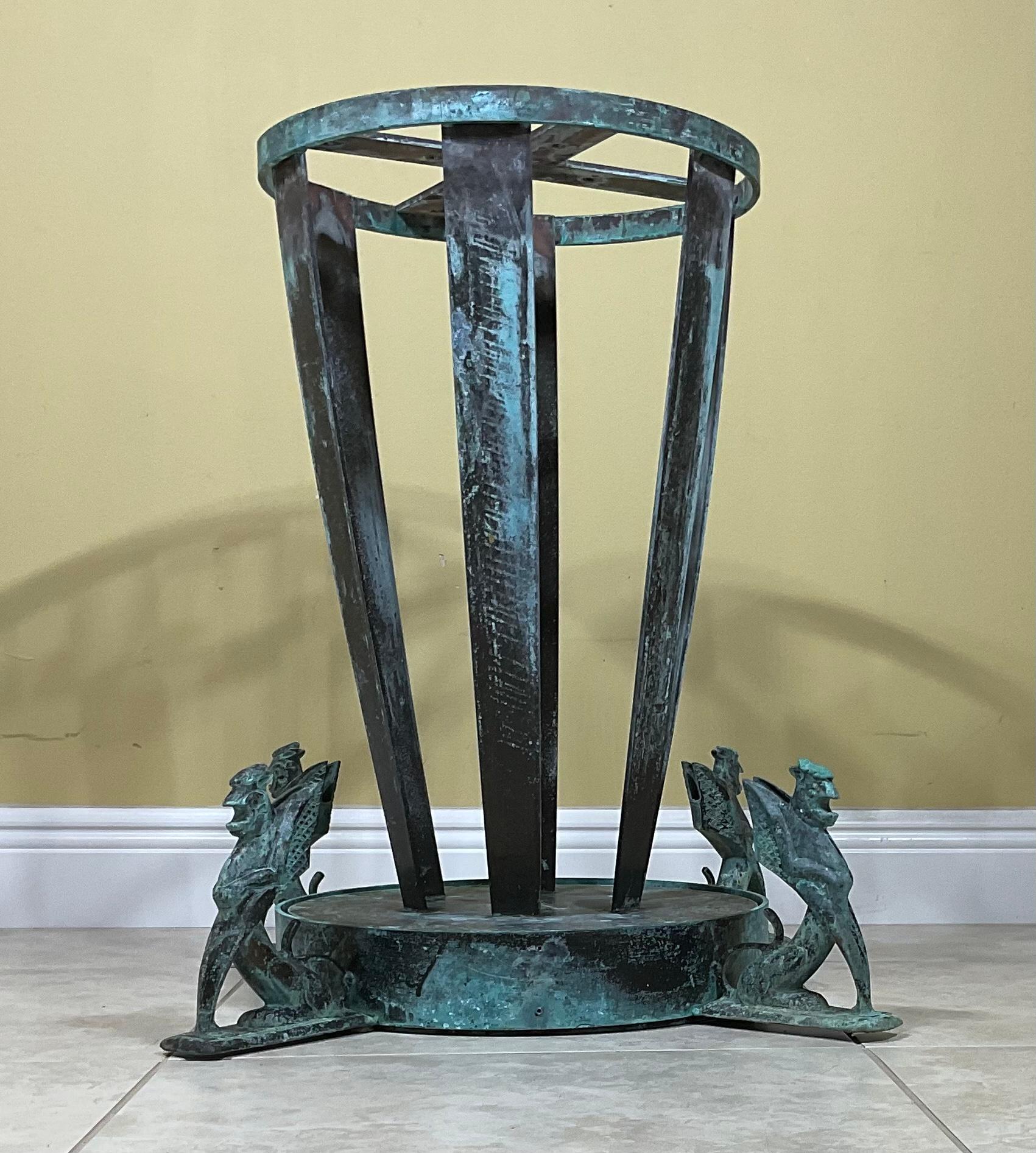Moulage Base de table en bronze du milieu du siècle dernier en vente