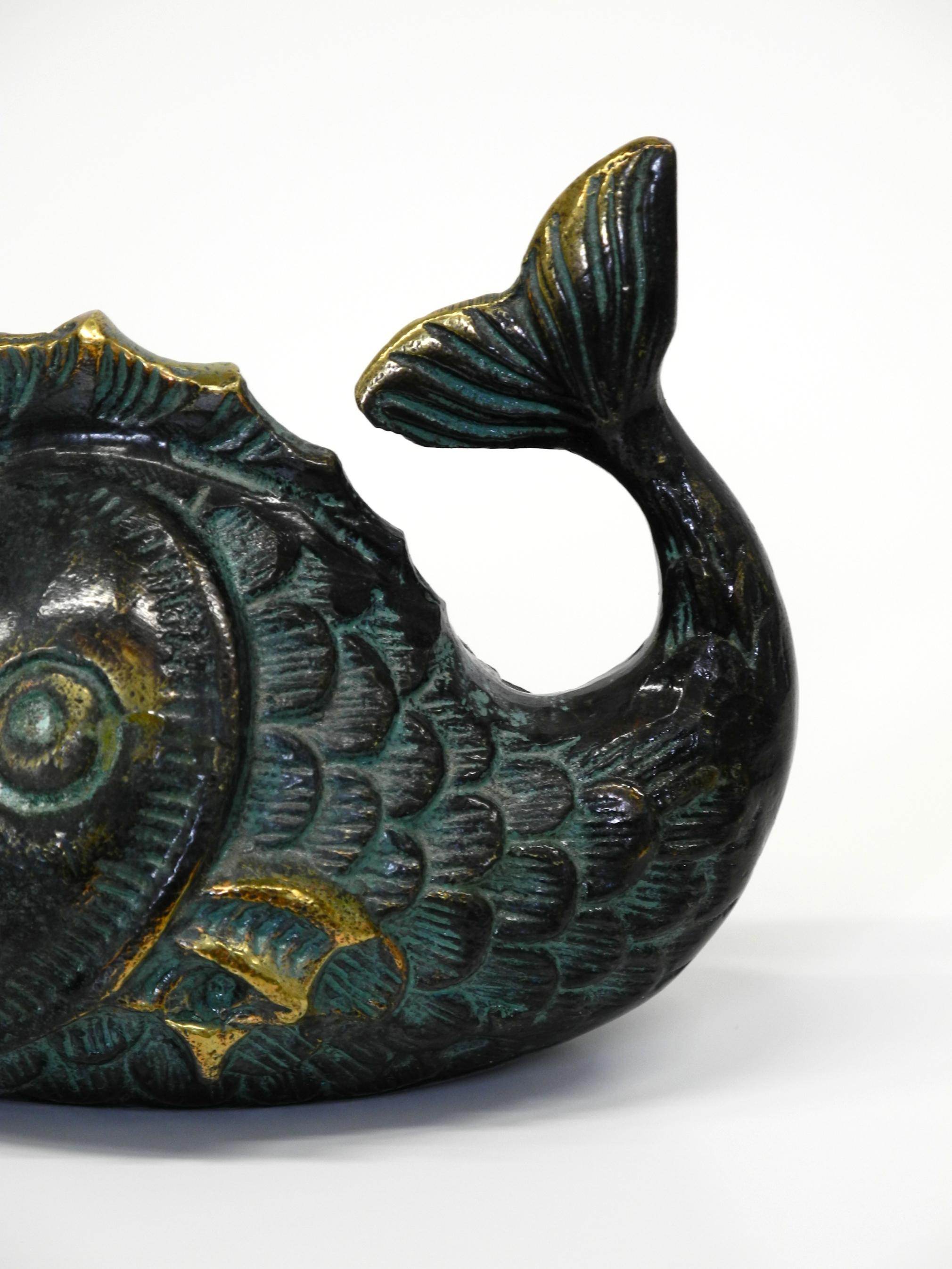 Mid Century Bronze Tisch oder Hand Aschenbecher von Walter Bosse in Form eines Fisches im Angebot 5