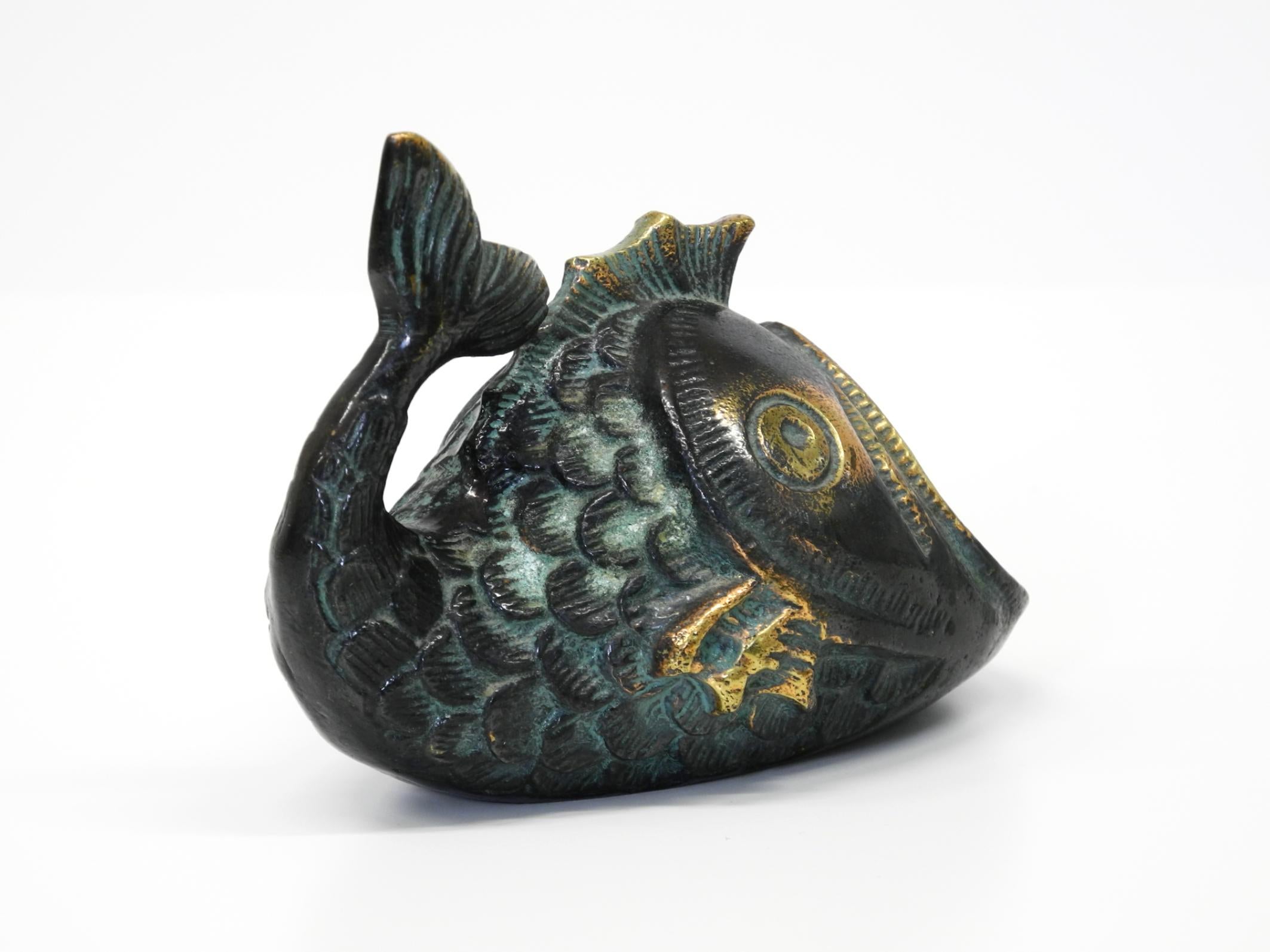 Original Mid-Century Modern Bronze Tisch oder Handaschenbecher von Walter Bosse.
Schönes, tolles Design in Form eines Fisches.
Hergestellt in Österreich. Hergestellt in den 1950er Jahren.
Sehr guter Zustand mit einer schönen Patina.
100%