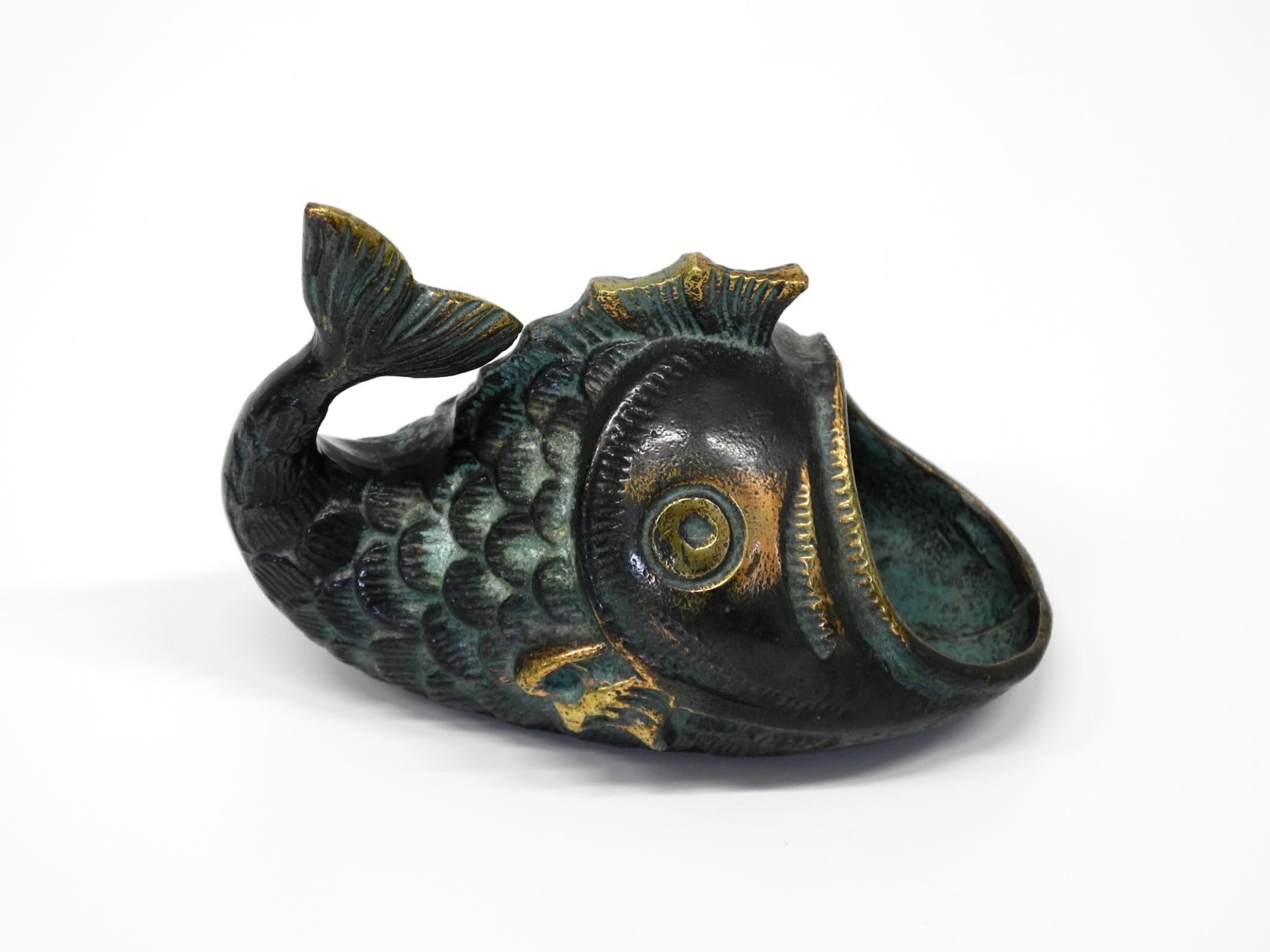 Mid Century Bronze Tisch oder Hand Aschenbecher von Walter Bosse in Form eines Fisches (Moderne der Mitte des Jahrhunderts) im Angebot
