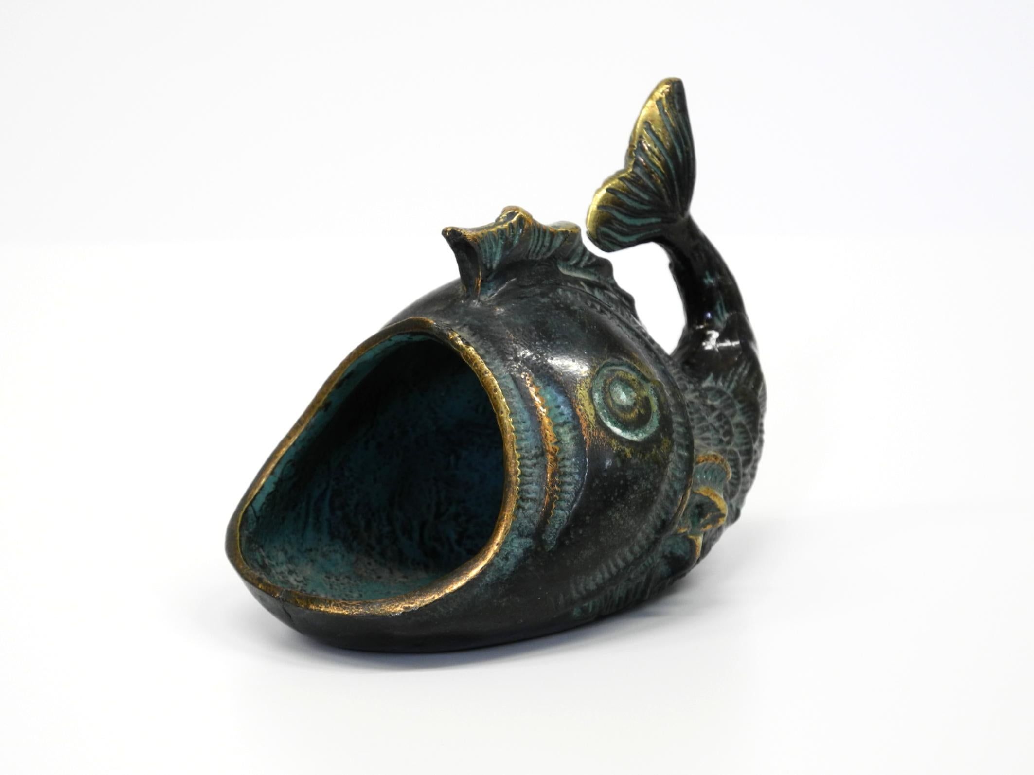 Mid Century Bronze Tisch oder Hand Aschenbecher von Walter Bosse in Form eines Fisches (Österreichisch) im Angebot