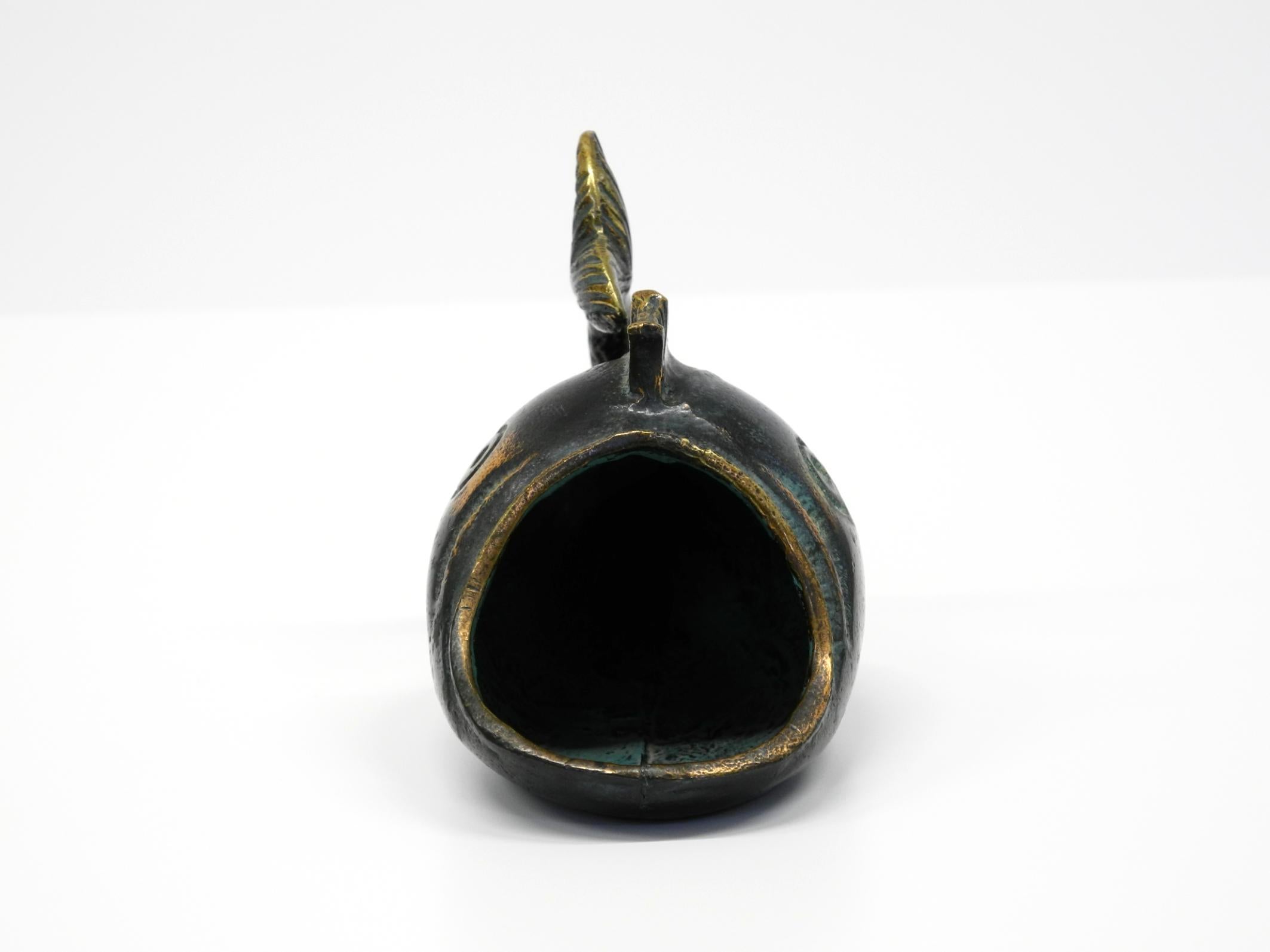 Mid Century Bronze Tisch oder Hand Aschenbecher von Walter Bosse in Form eines Fisches im Zustand „Gut“ im Angebot in München, DE