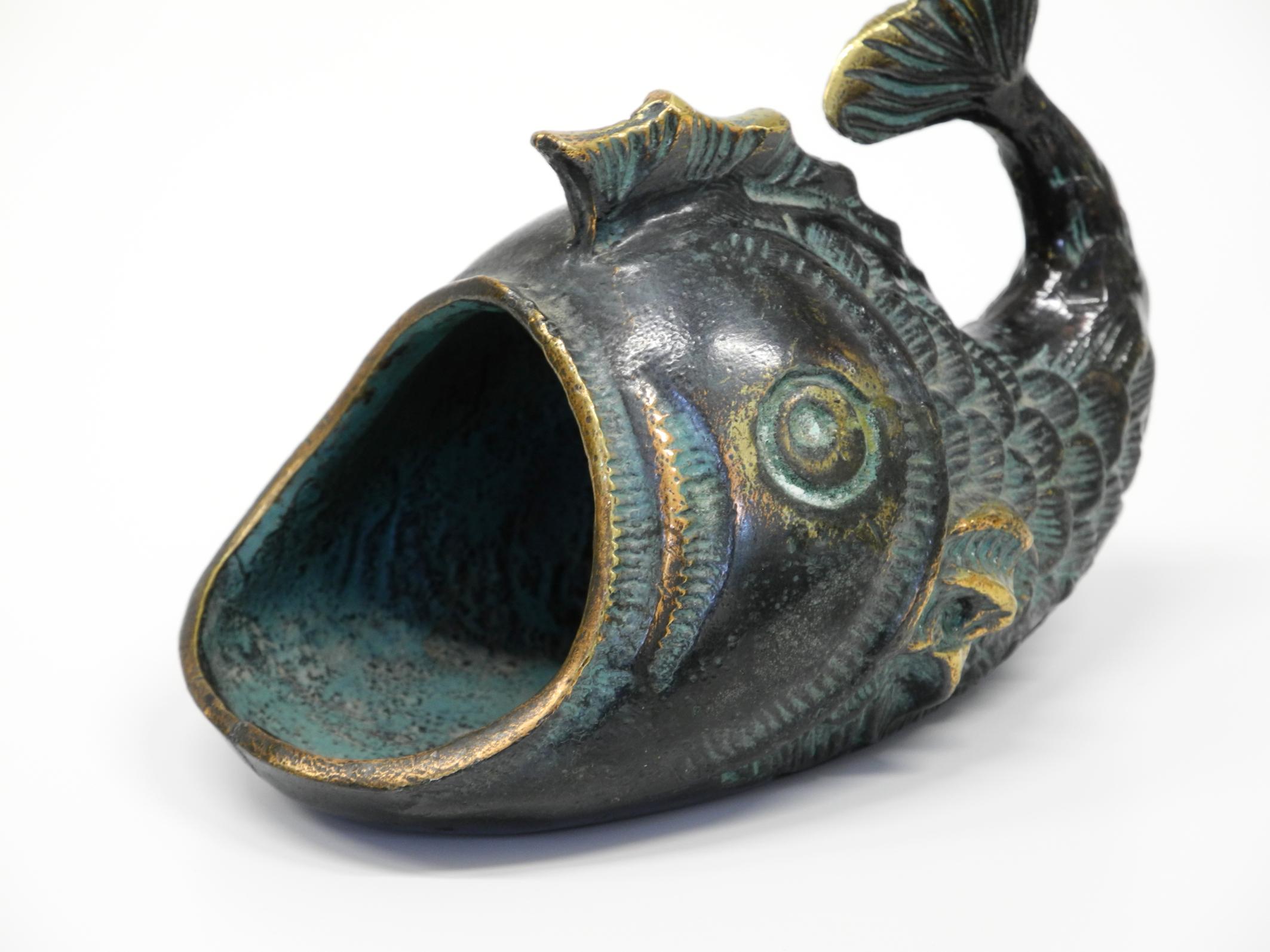 Mid Century Bronze Tisch oder Hand Aschenbecher von Walter Bosse in Form eines Fisches (Mitte des 20. Jahrhunderts) im Angebot