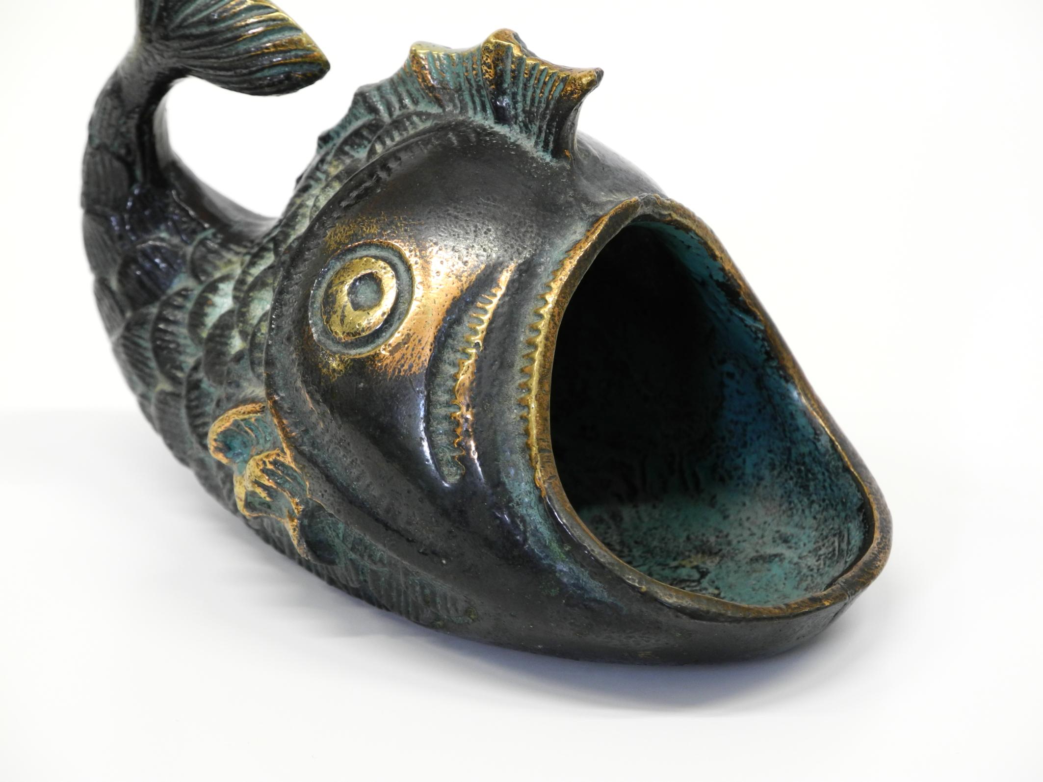 Mid Century Bronze Tisch oder Hand Aschenbecher von Walter Bosse in Form eines Fisches im Angebot 1