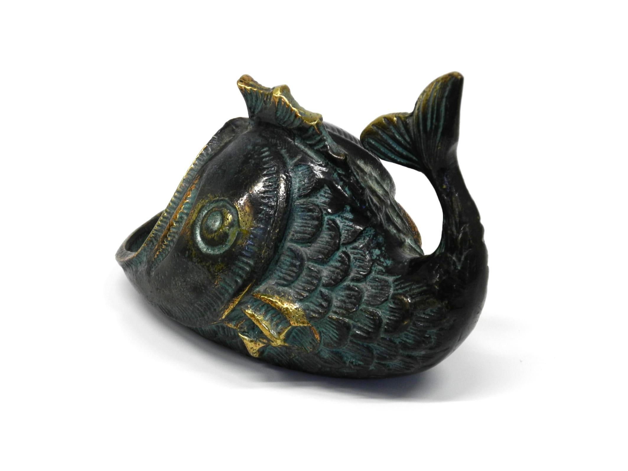 Mid Century Bronze Tisch oder Hand Aschenbecher von Walter Bosse in Form eines Fisches im Angebot 2