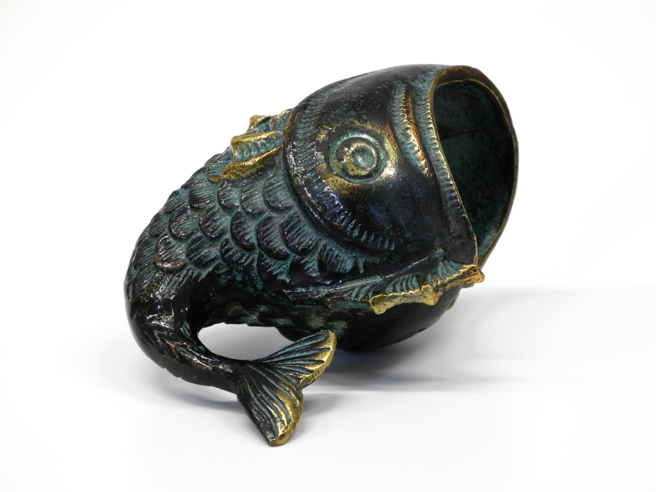 Mid Century Bronze Tisch oder Hand Aschenbecher von Walter Bosse in Form eines Fisches im Angebot 3