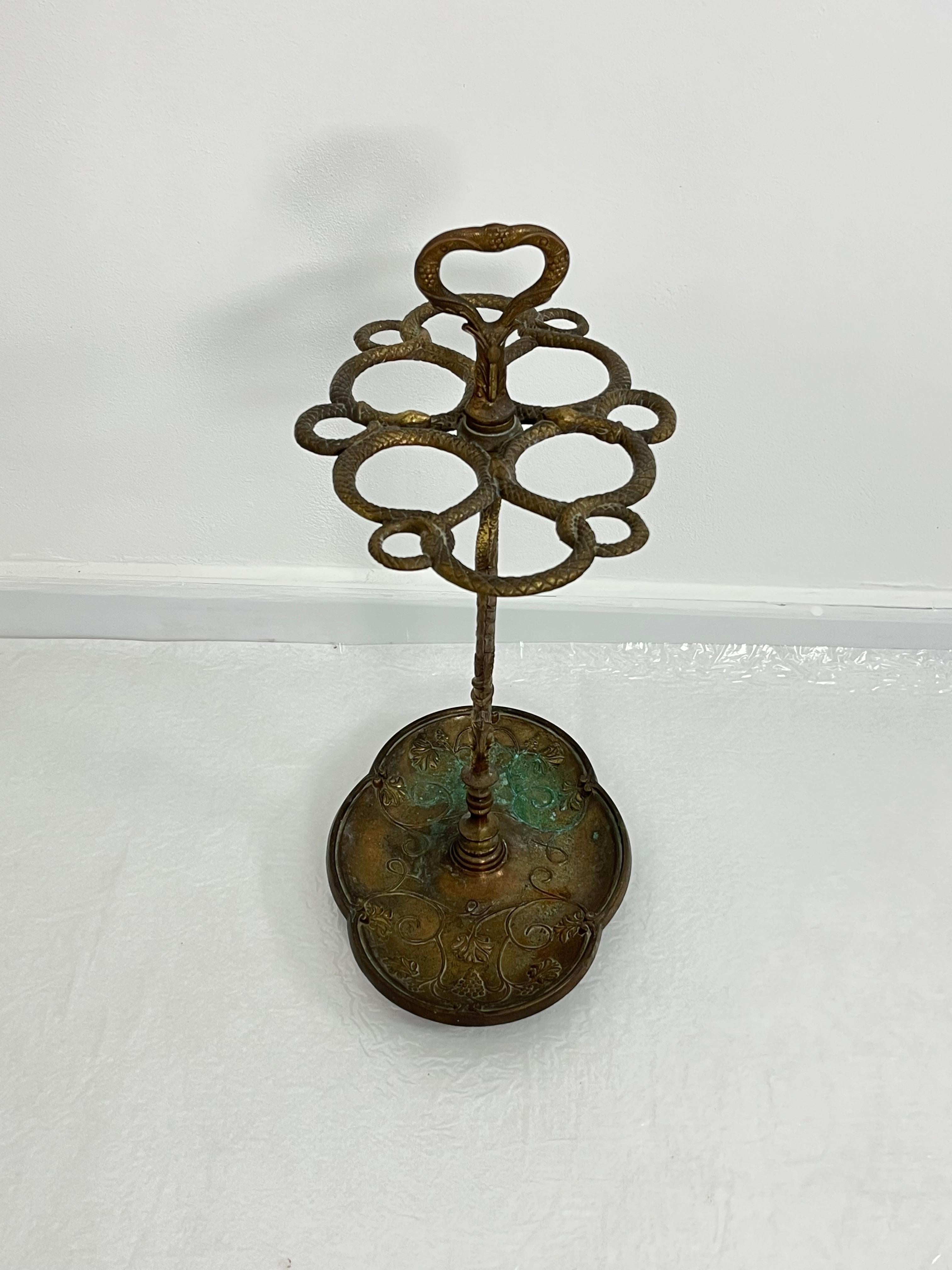 Portaombrelli in bronzo di metà secolo, Made in Italy, anni '40
Buone condizioni.
Piccoli segni di invecchiamento.