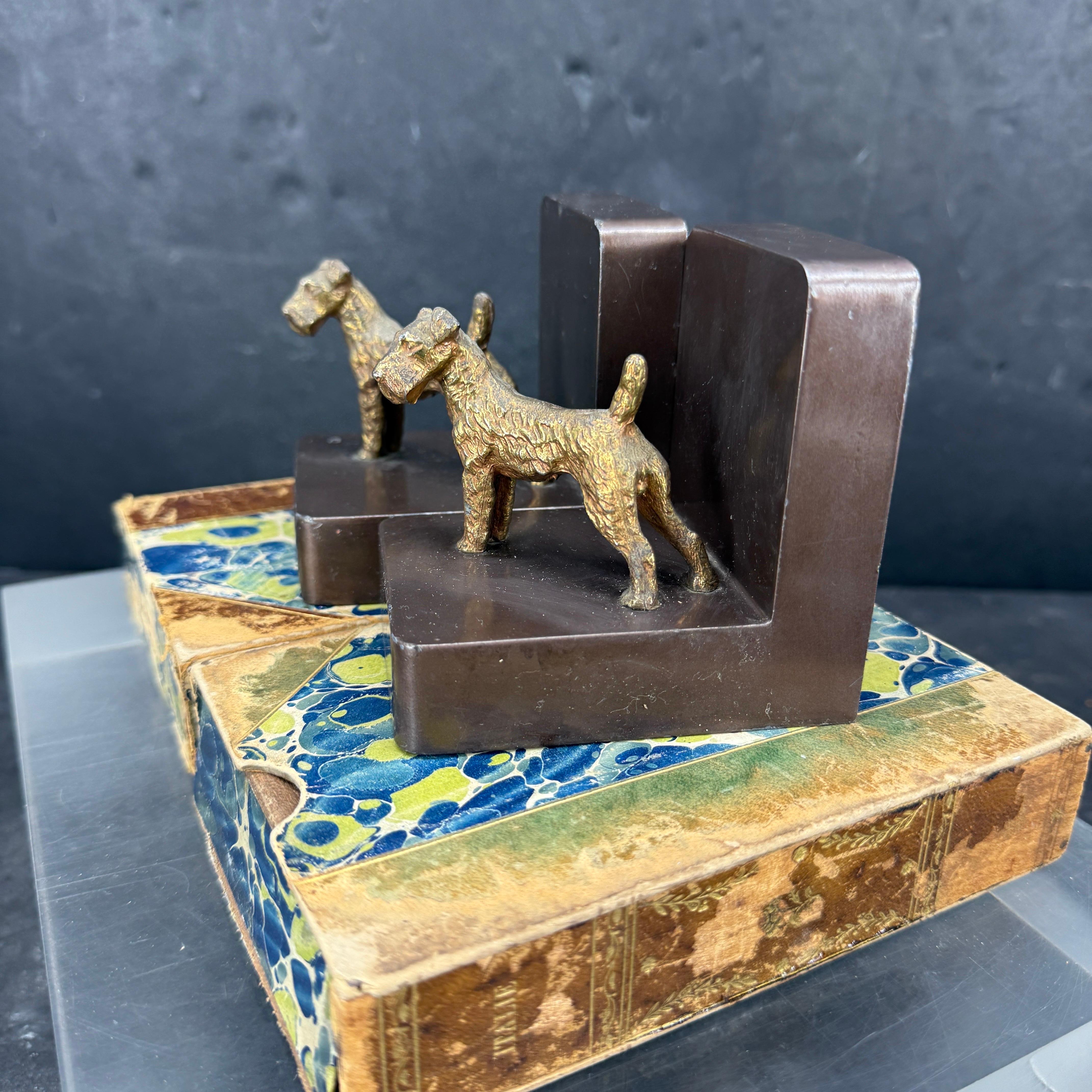 Coppia di reggilibri in bronzo di metà secolo con cane terrier in vendita 2