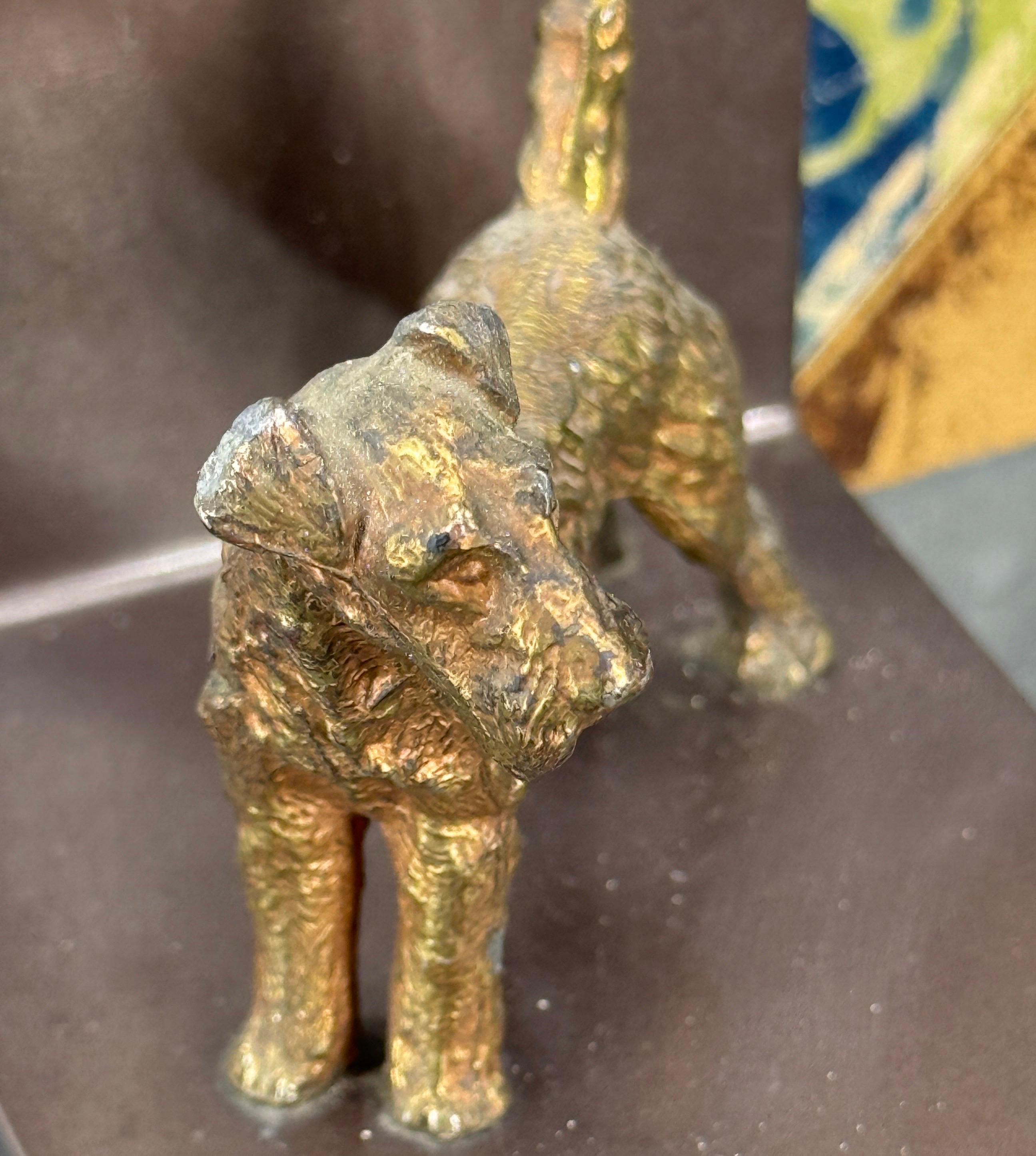 Set di fermalibri terrier, anni '60 circa. Le vediamo esposte in qualsiasi stanza della famiglia o ufficio di casa alla ricerca di un'atmosfera classica. Ottimo regalo per l'amante dei cani della tua vita. 

