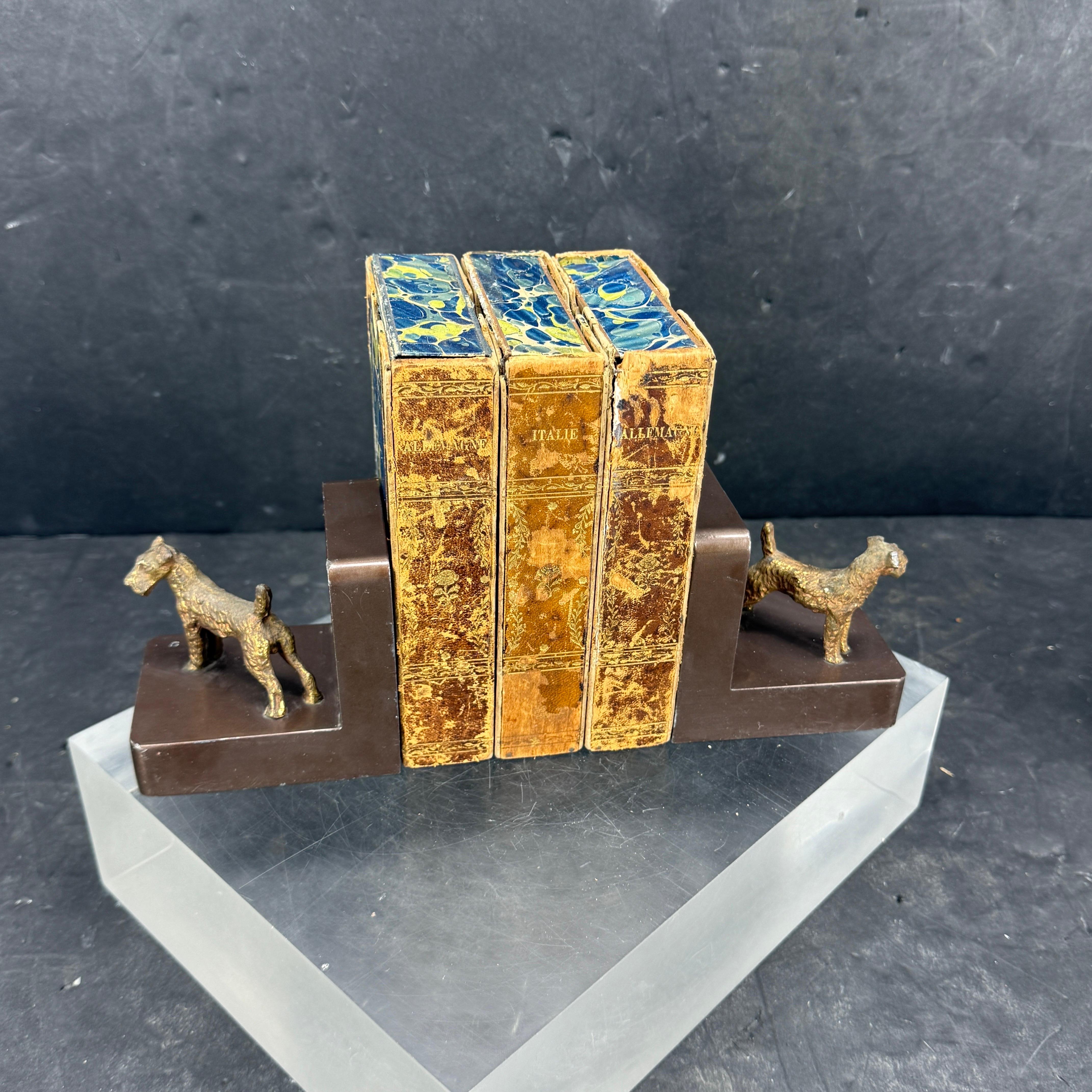 Mid-Century moderno Coppia di reggilibri in bronzo di metà secolo con cane terrier in vendita