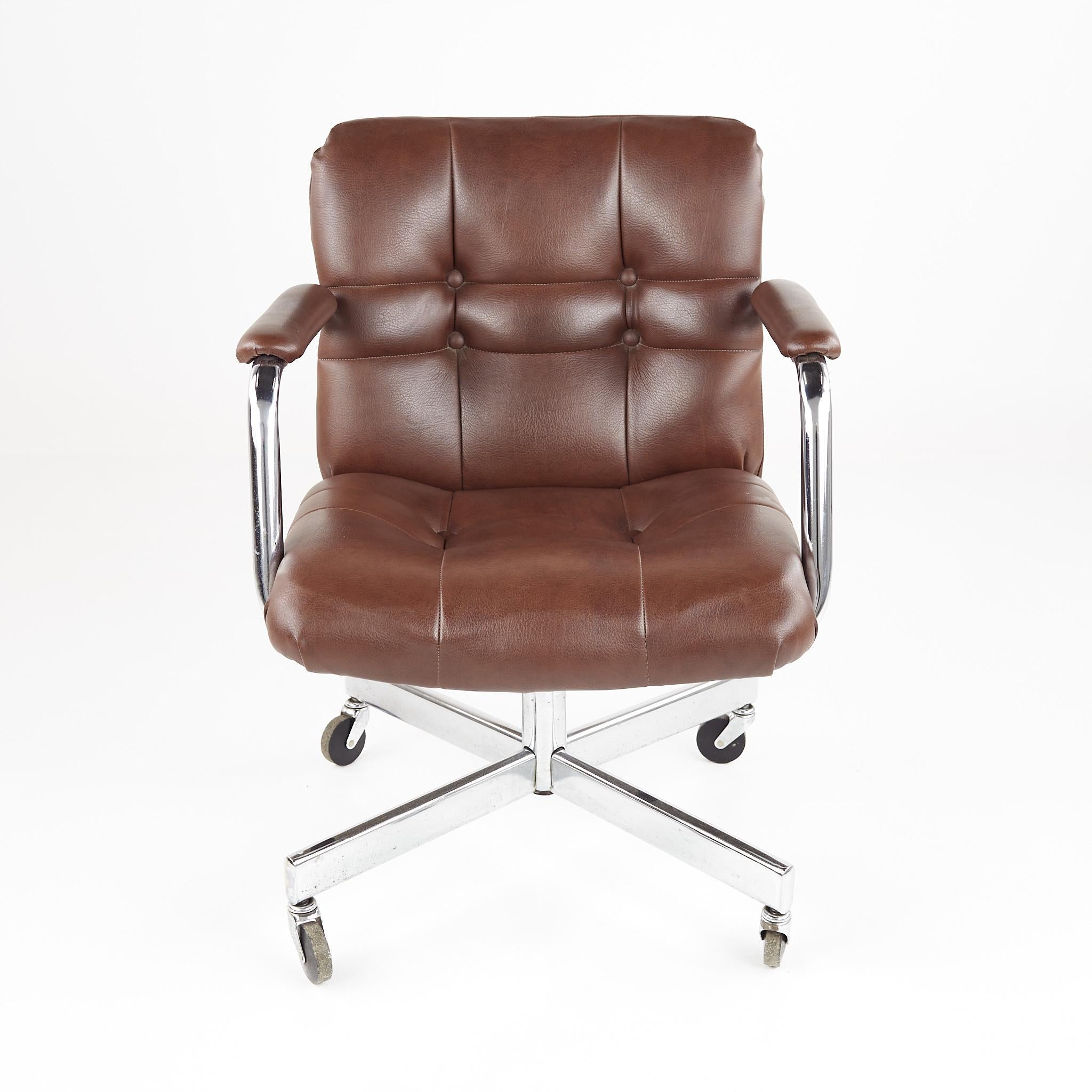 Mid century brown and chrome swivel wheeled office chair

This chair measures: 23.5 wide x 22 deep x 31.5 inches high, with a seat height of 18 and arm height of 25.5 inches

All pieces of furniture can be had in what we call restored vintage