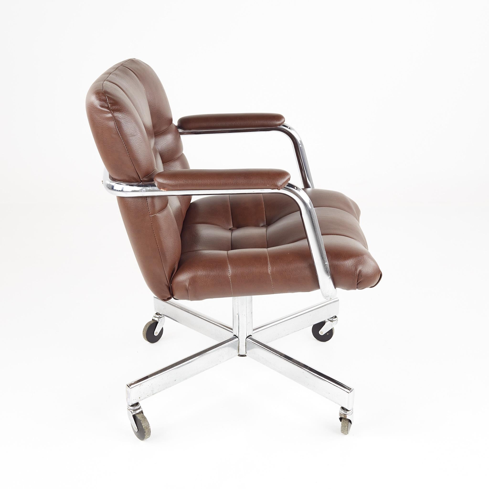 Mid Century Brown and Chrome Swivel Wheeled Office Chair In Good Condition In Countryside, IL