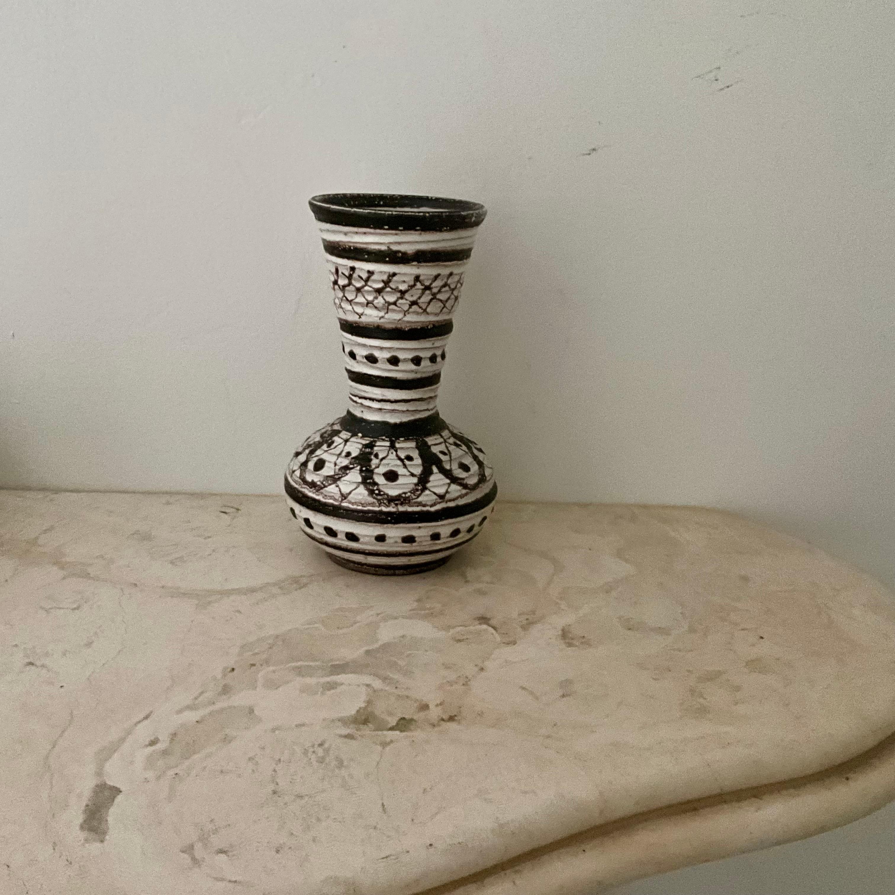 Hand-Carved Mid-Century Brown and White Studio Pottery Vase, 9.5” High For Sale