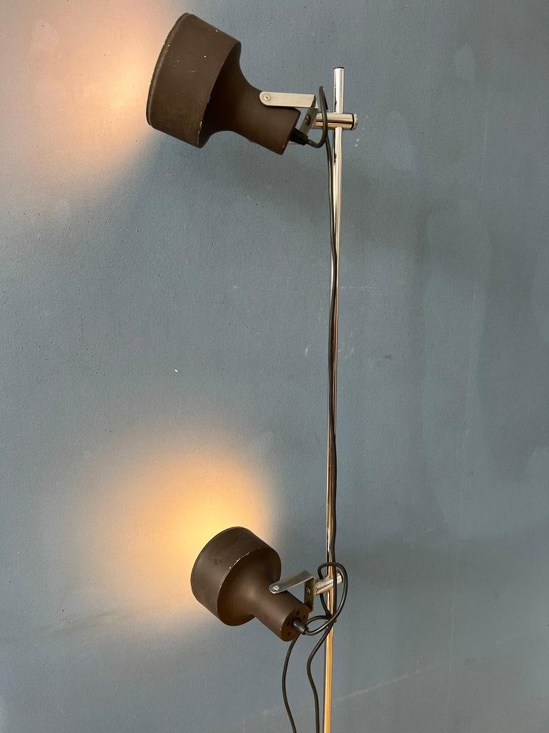 Lampadaire design brun du milieu du siècle par la marque hollandaise Anvia. Les deux points en aluminium brun peuvent être déplacés vers le haut et vers le bas de la base et ajustés dans n'importe quelle direction souhaitable. La lampe nécessite