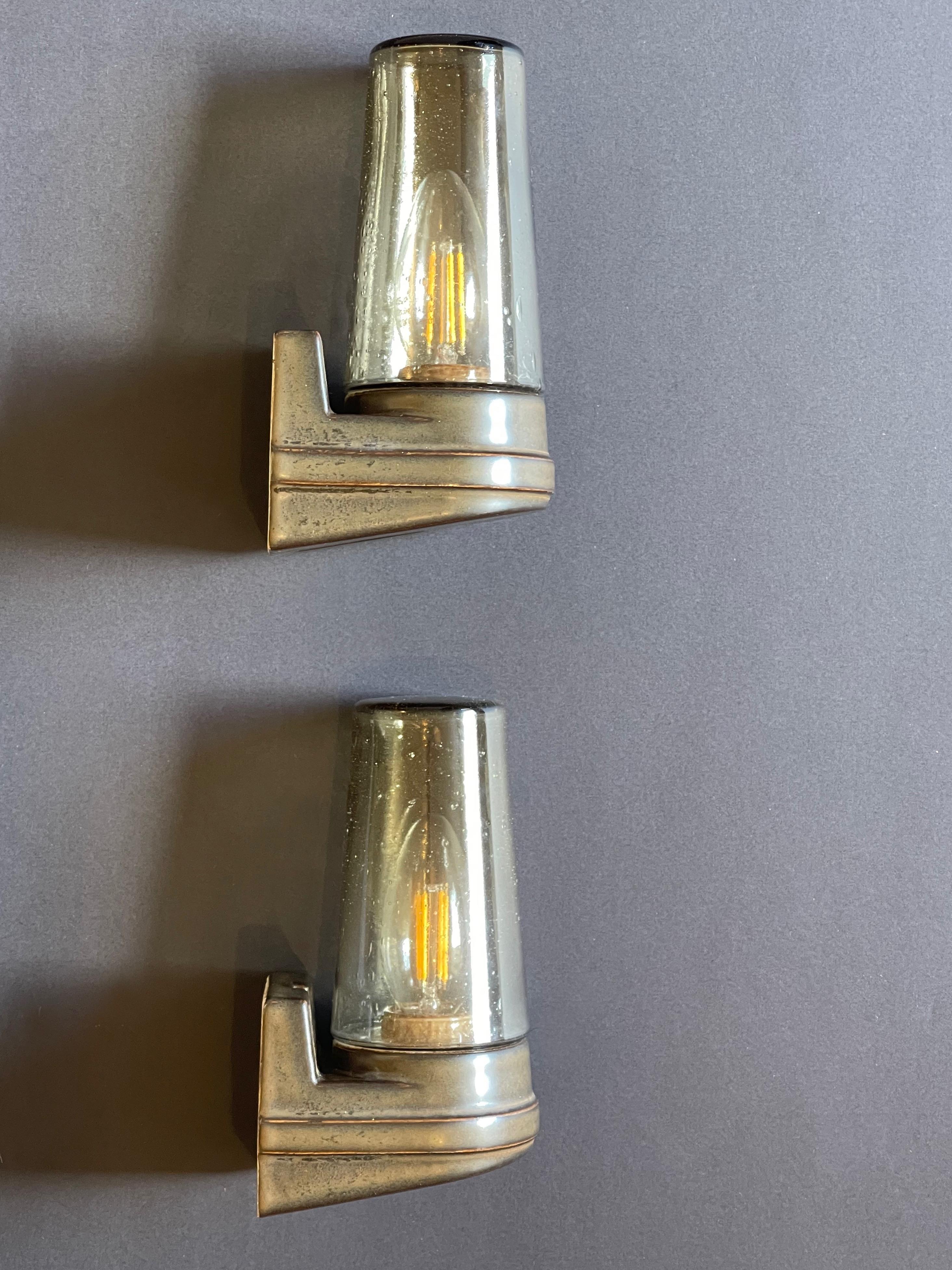 Un set di 2 appliques, disegnate da Sigvard Bernadotte per l'IFÖ Sweden a metà degli anni '60.
Si tratta di un bellissimo esempio di design svedese di metà secolo, ispirato al Bauhaus e caratterizzato da un vetro leggermente frizzante e