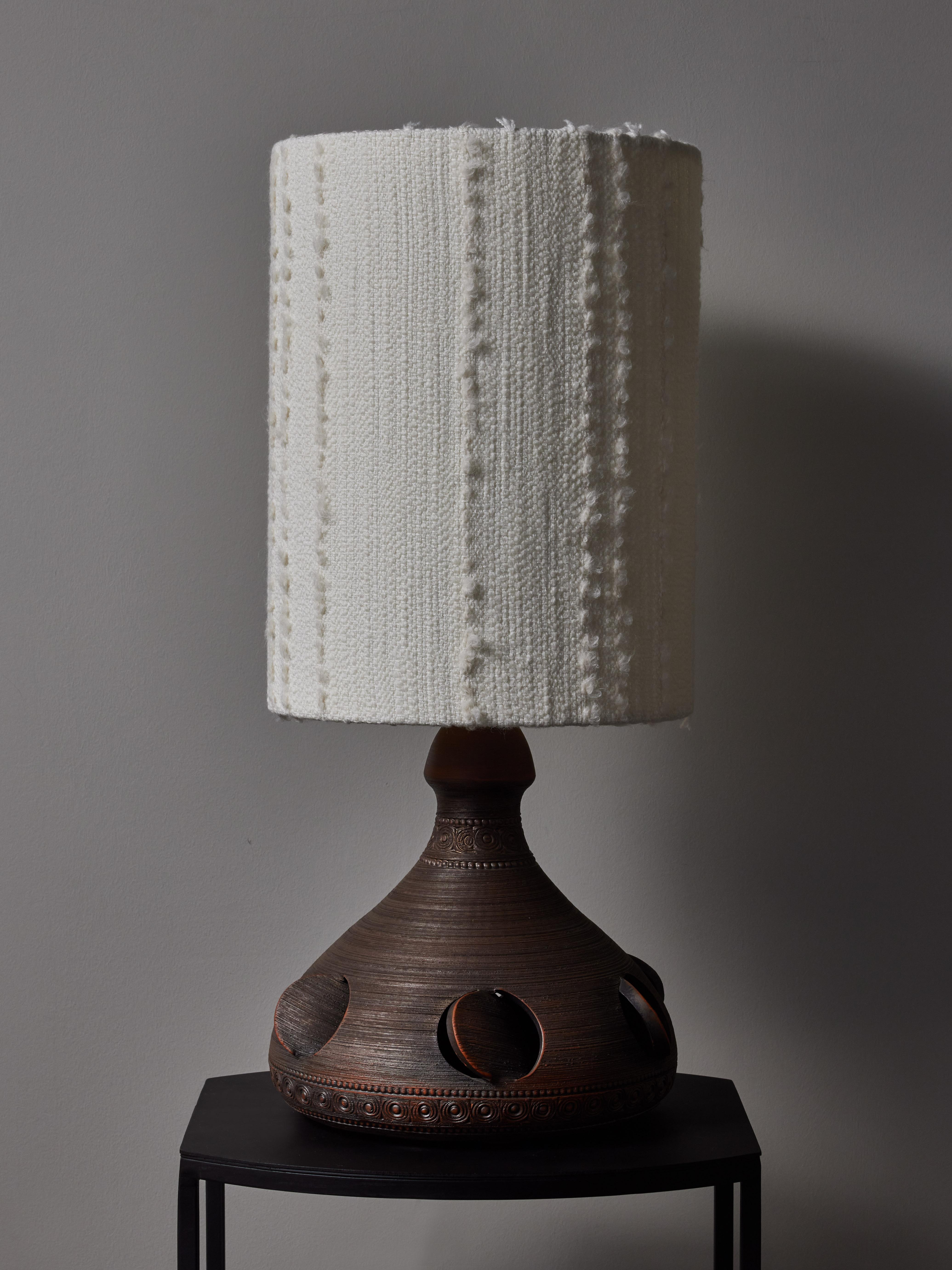 Vintage french ceramic table lamp with scarred decors.

New lamphade.