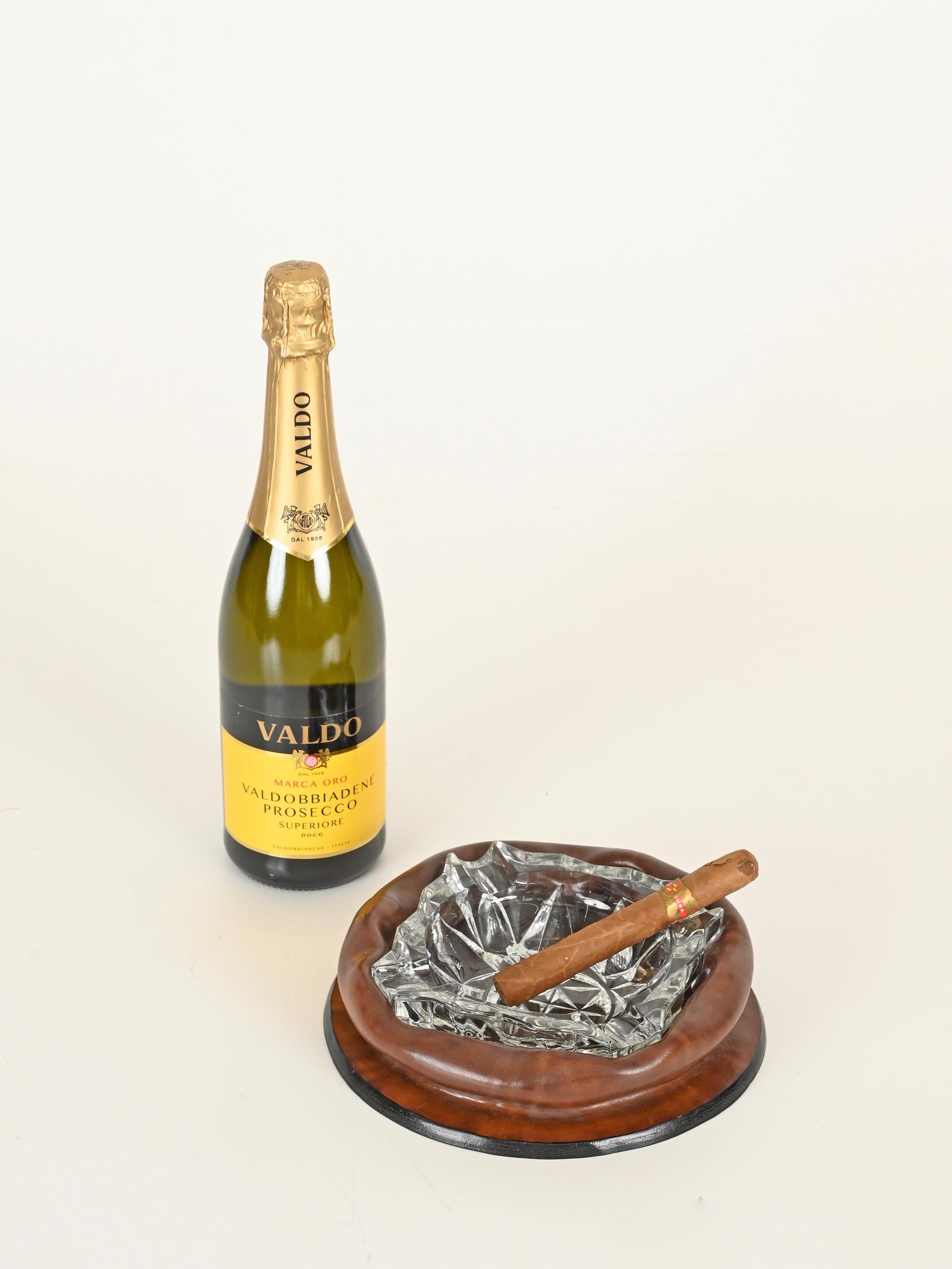 Cendrier du milieu du siècle en cuir incurvé et en verre de cristal taillé, Italie, années 1950 en vente 2