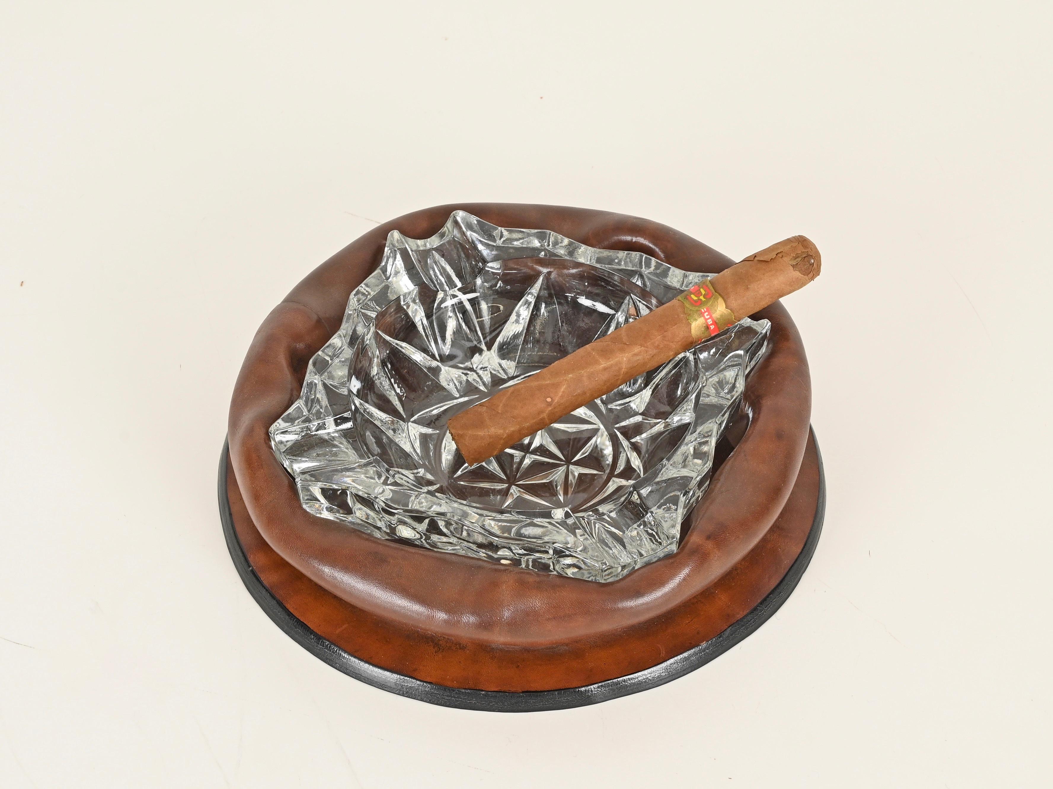 Cendrier du milieu du siècle en cuir incurvé et en verre de cristal taillé, Italie, années 1950 en vente 3