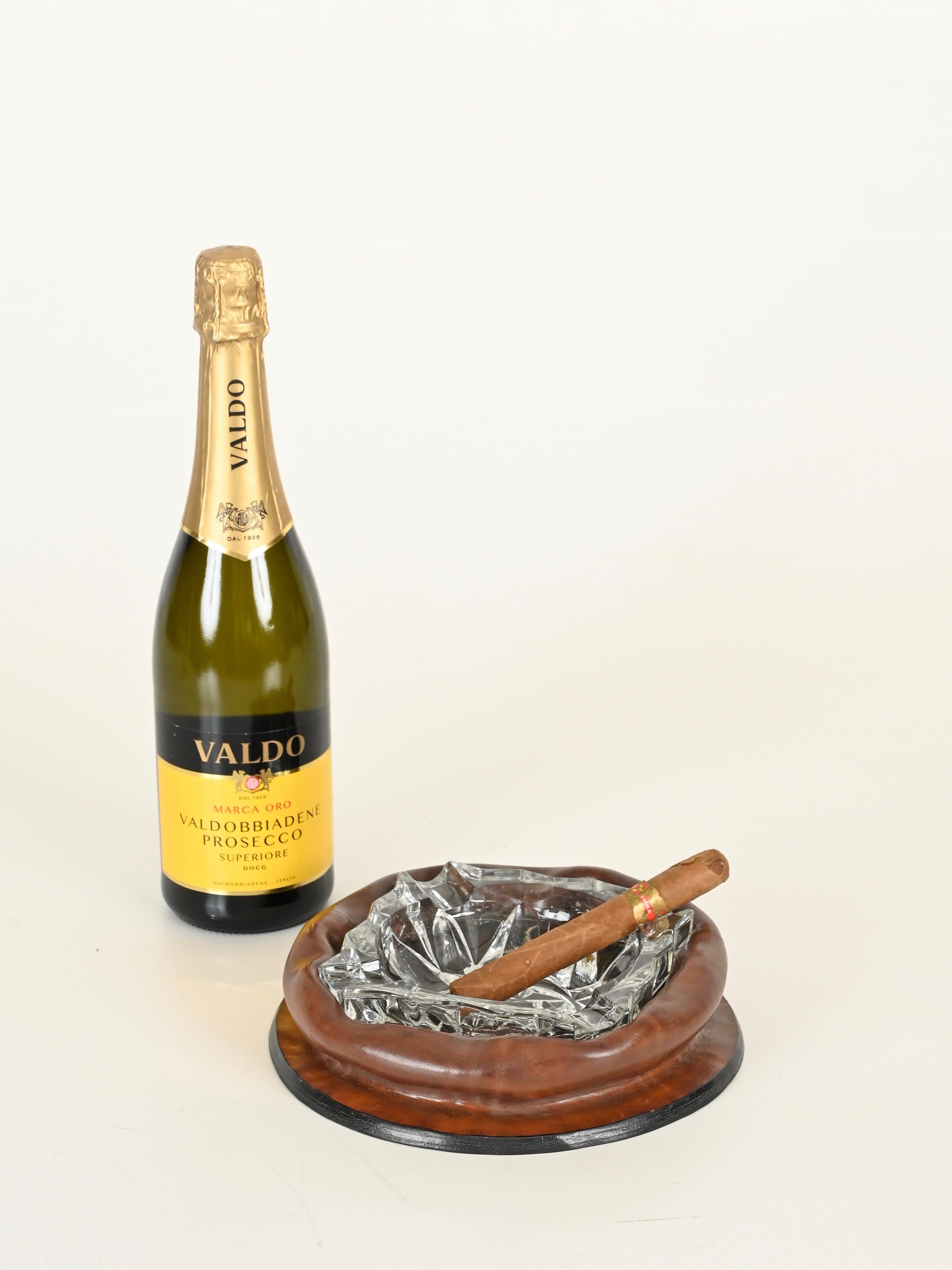 Mid-Century Modern Cendrier du milieu du siècle en cuir incurvé et en verre de cristal taillé, Italie, années 1950 en vente