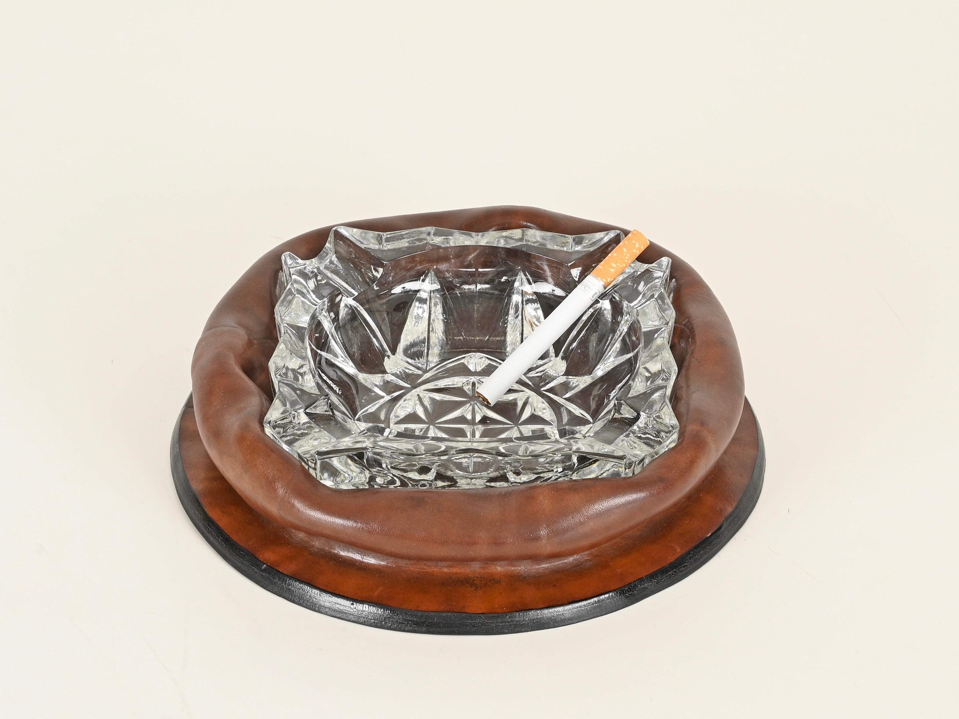 italien Cendrier du milieu du siècle en cuir incurvé et en verre de cristal taillé, Italie, années 1950 en vente