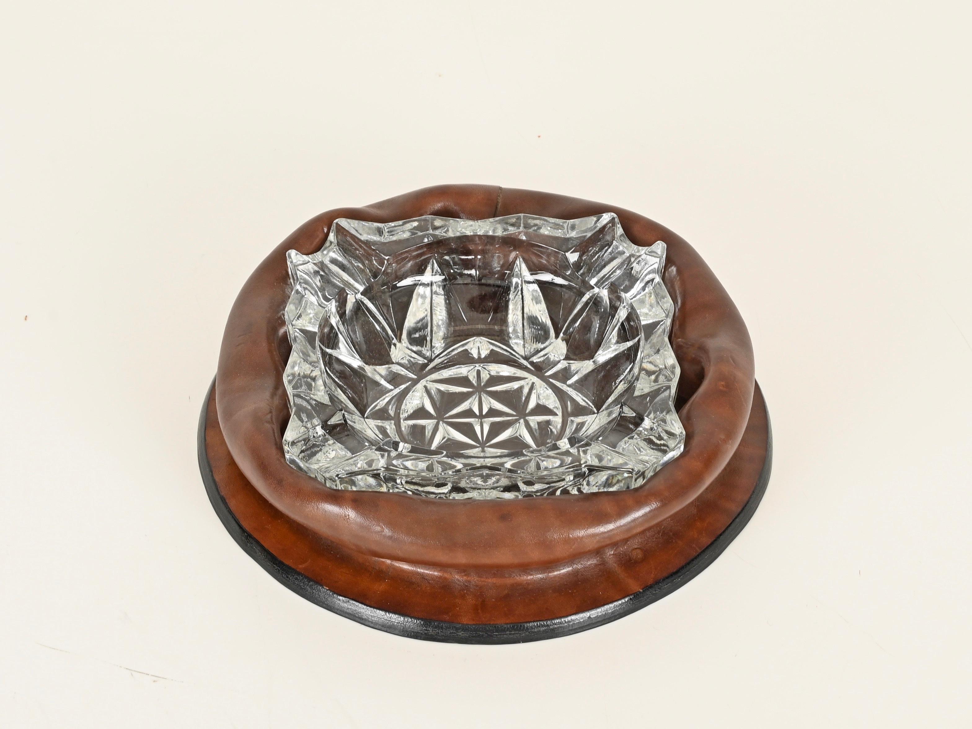 20ième siècle Cendrier du milieu du siècle en cuir incurvé et en verre de cristal taillé, Italie, années 1950 en vente