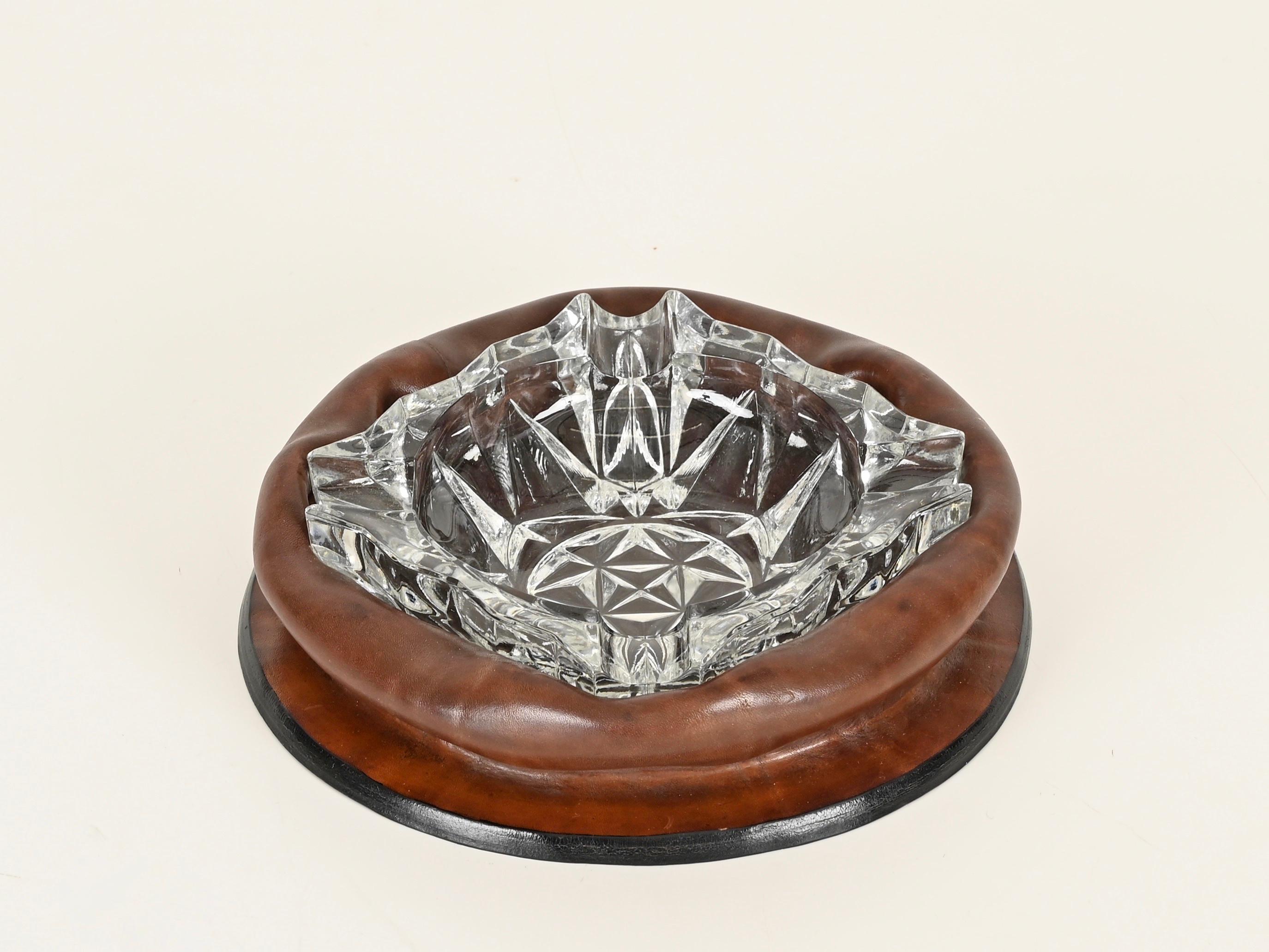 Cristal Cendrier du milieu du siècle en cuir incurvé et en verre de cristal taillé, Italie, années 1950 en vente