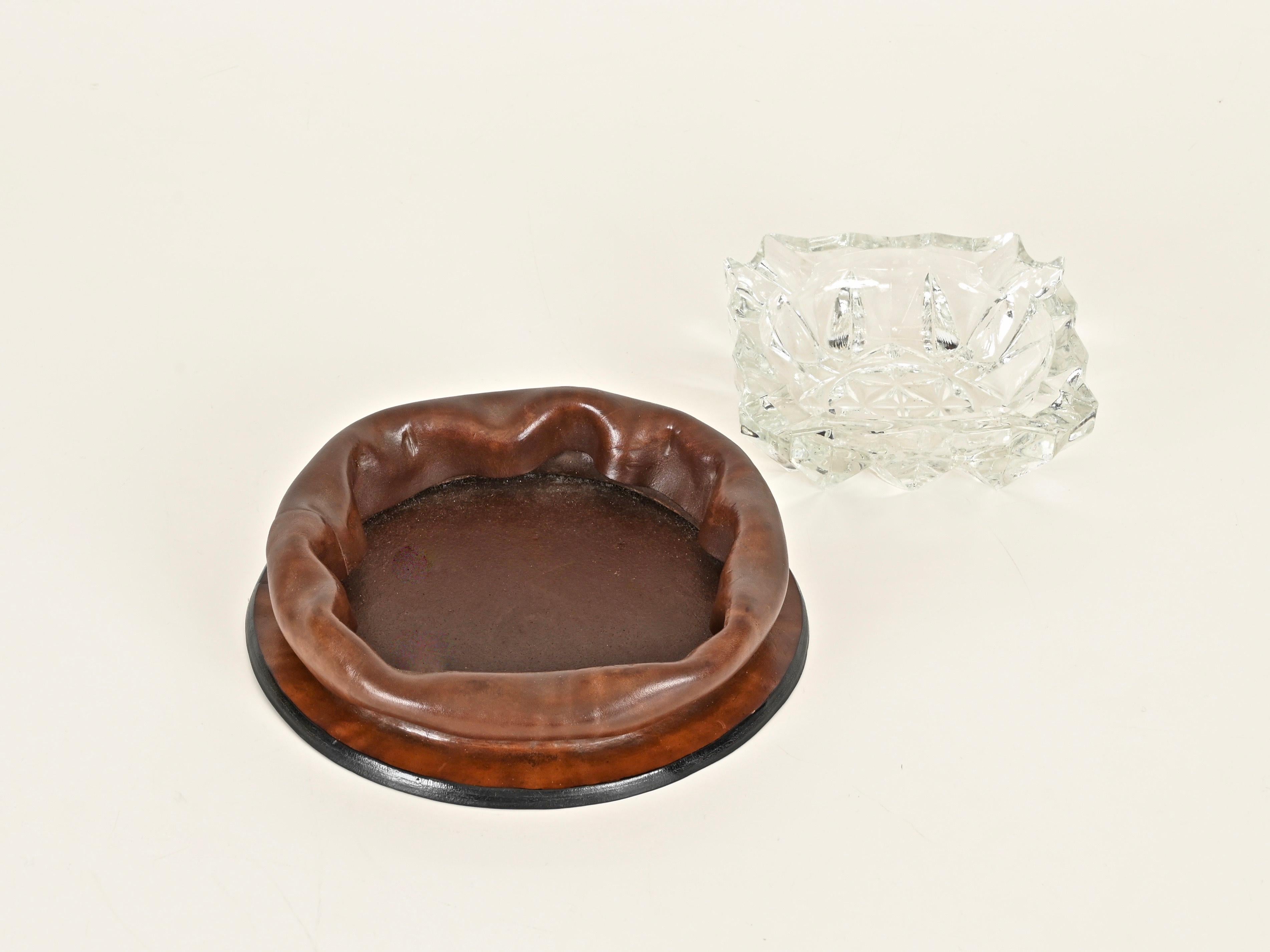 Cendrier du milieu du siècle en cuir incurvé et en verre de cristal taillé, Italie, années 1950 en vente 1