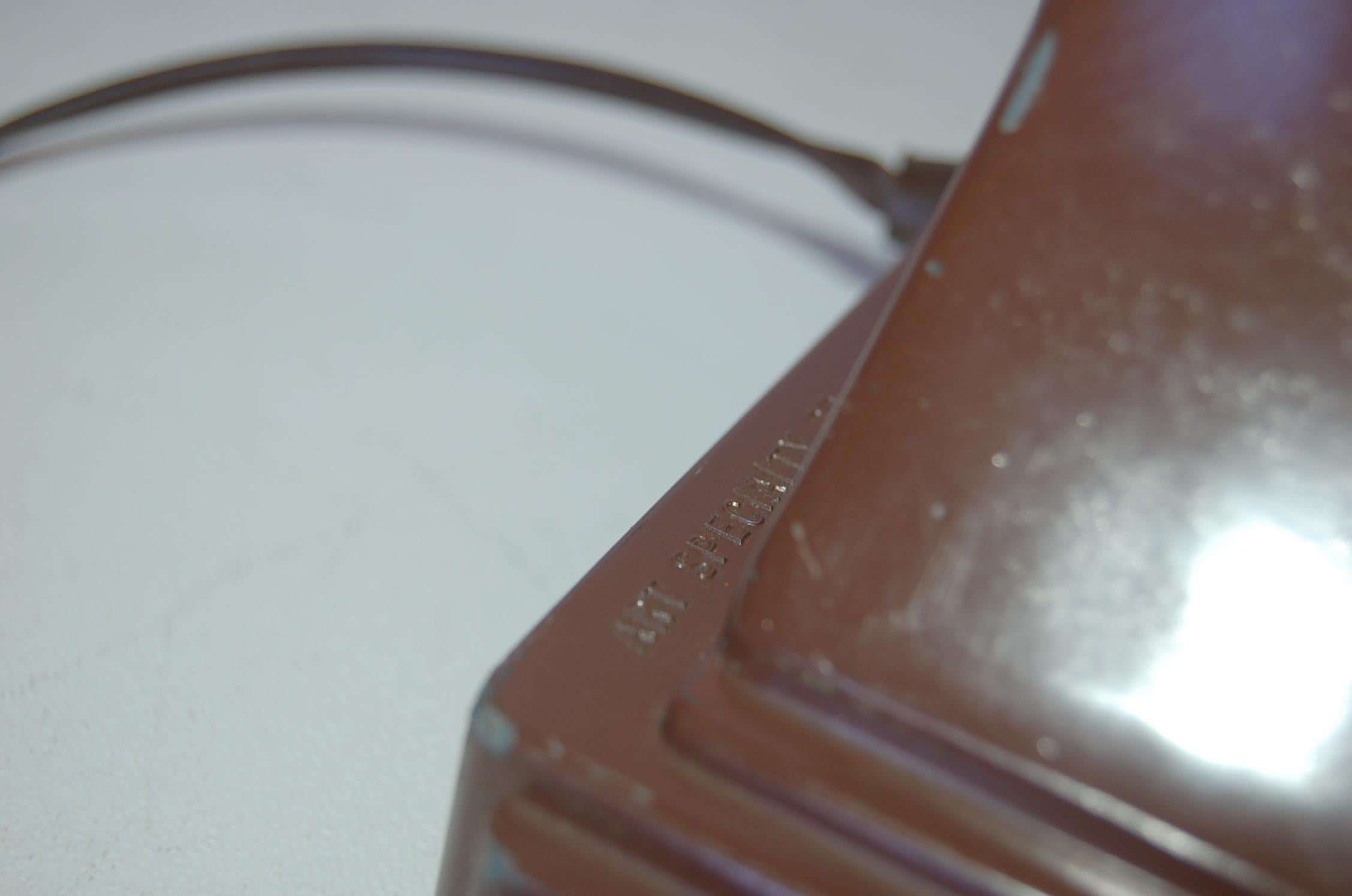 Lámpara de escritorio fluorescente de cuello de cisne de metal marrón chocolate de mediados de siglo con brazo flexible ajustable y botón de encendido y apagado. Añade esa autenticidad perfecta a tu oficina retro. Fabricado por Art Specialty.