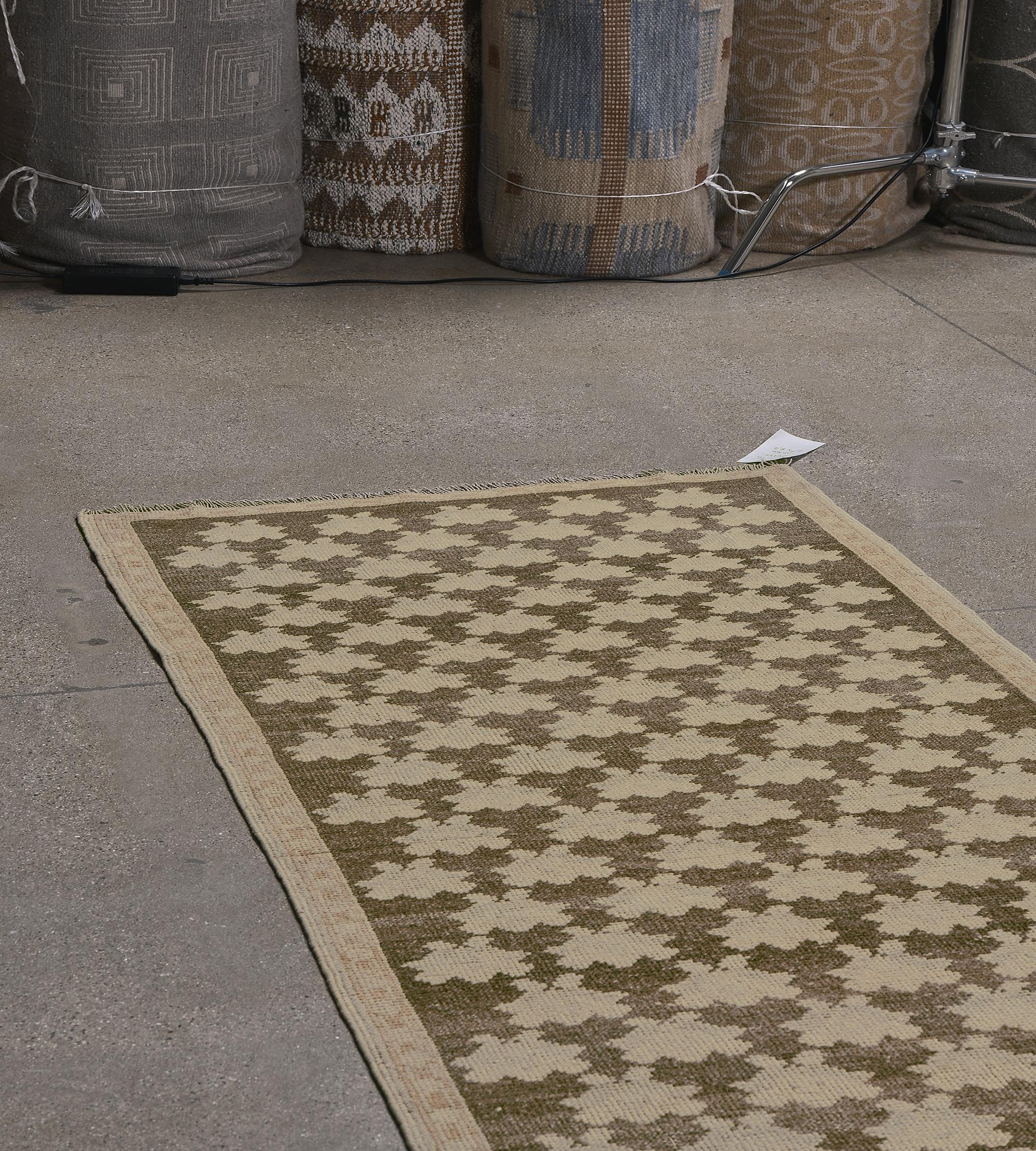Mid-Century Brown Floral-Motif Handmade Wool Turkish Rug For Sale 4