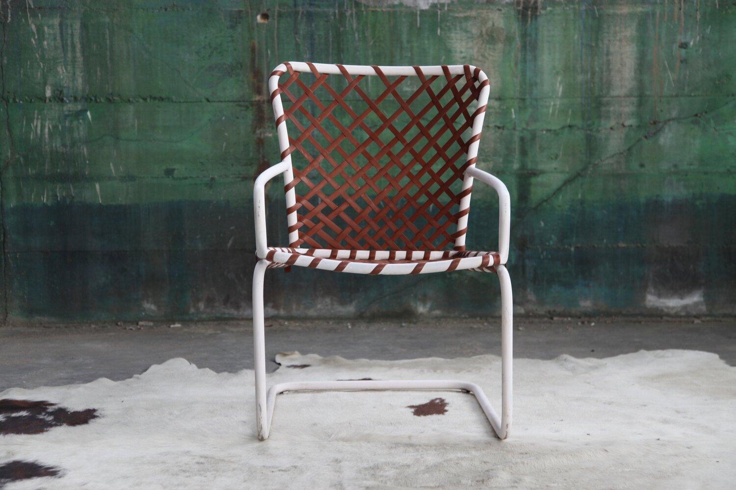 Rare designer, chaise longue d'extérieur en porte-à-faux et ottoman assorti, parfait pour votre jardin / patio / bord de piscine mid century ranch, vous le nommez. Elle peut également être utilisée comme chaise d'intérieur. C'est chic à souhait !