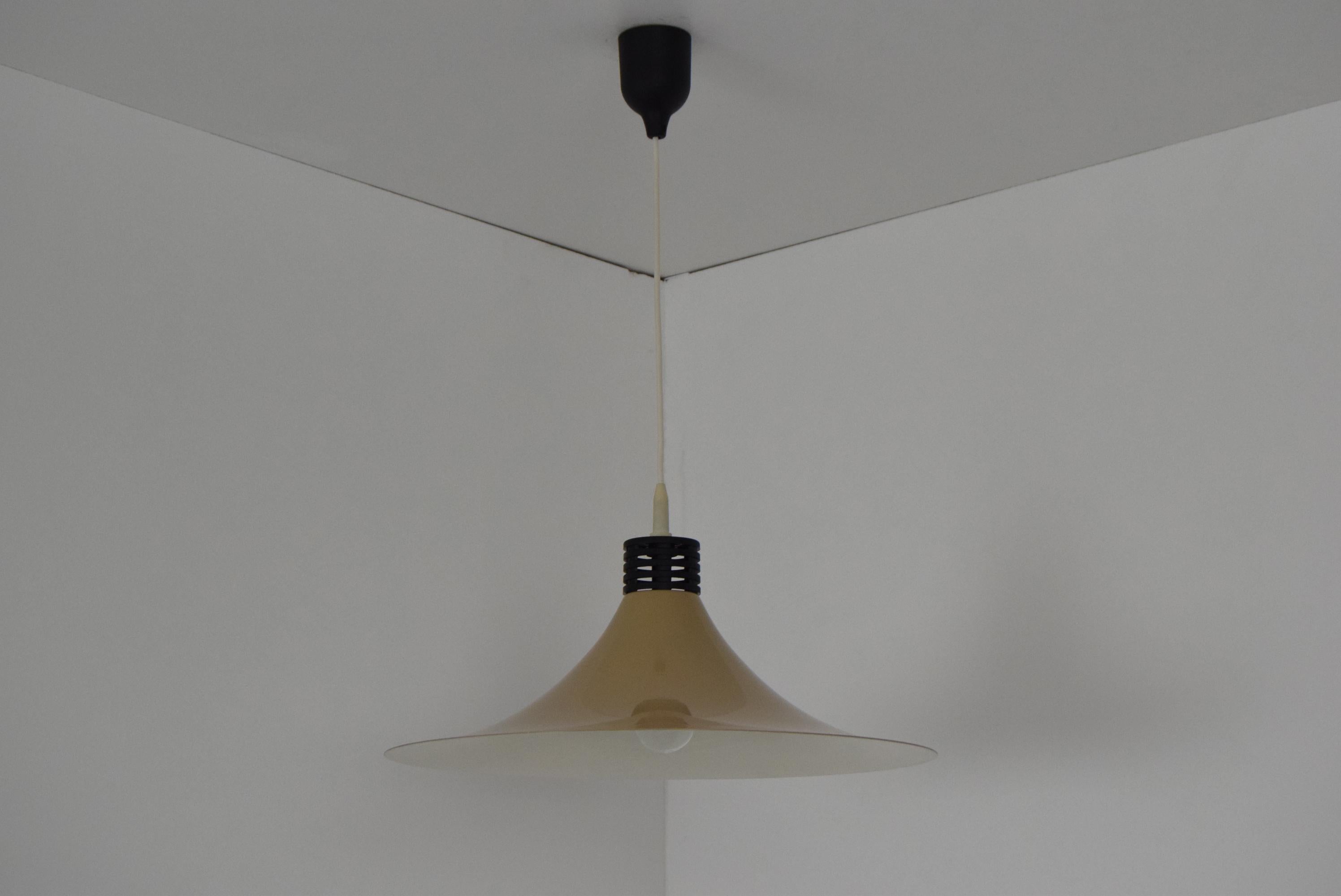 Prodotto in Germania
Realizzato in metallo laccato, plastica
1x presa E27 o E26
Rilucidato
Completamente funzionante
Condizioni originali.