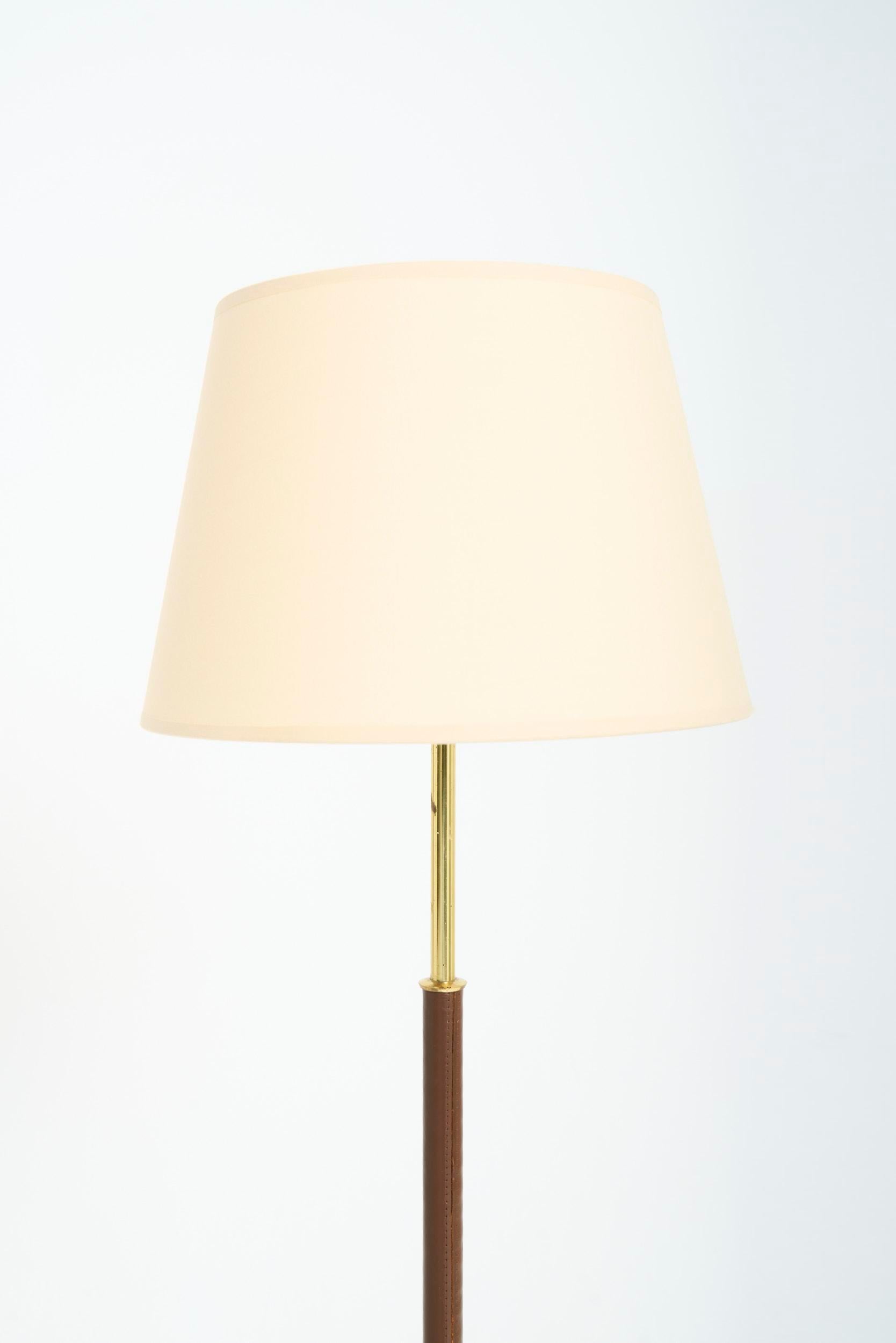 Una lampada da terra in finta pelle marrone e ottone
Svezia, anni '50
Con il paralume: 141,5 cm di altezza per 41 cm di diametro
Solo la base della lampada: 123 cm di altezza per 23,5 cm di diametro