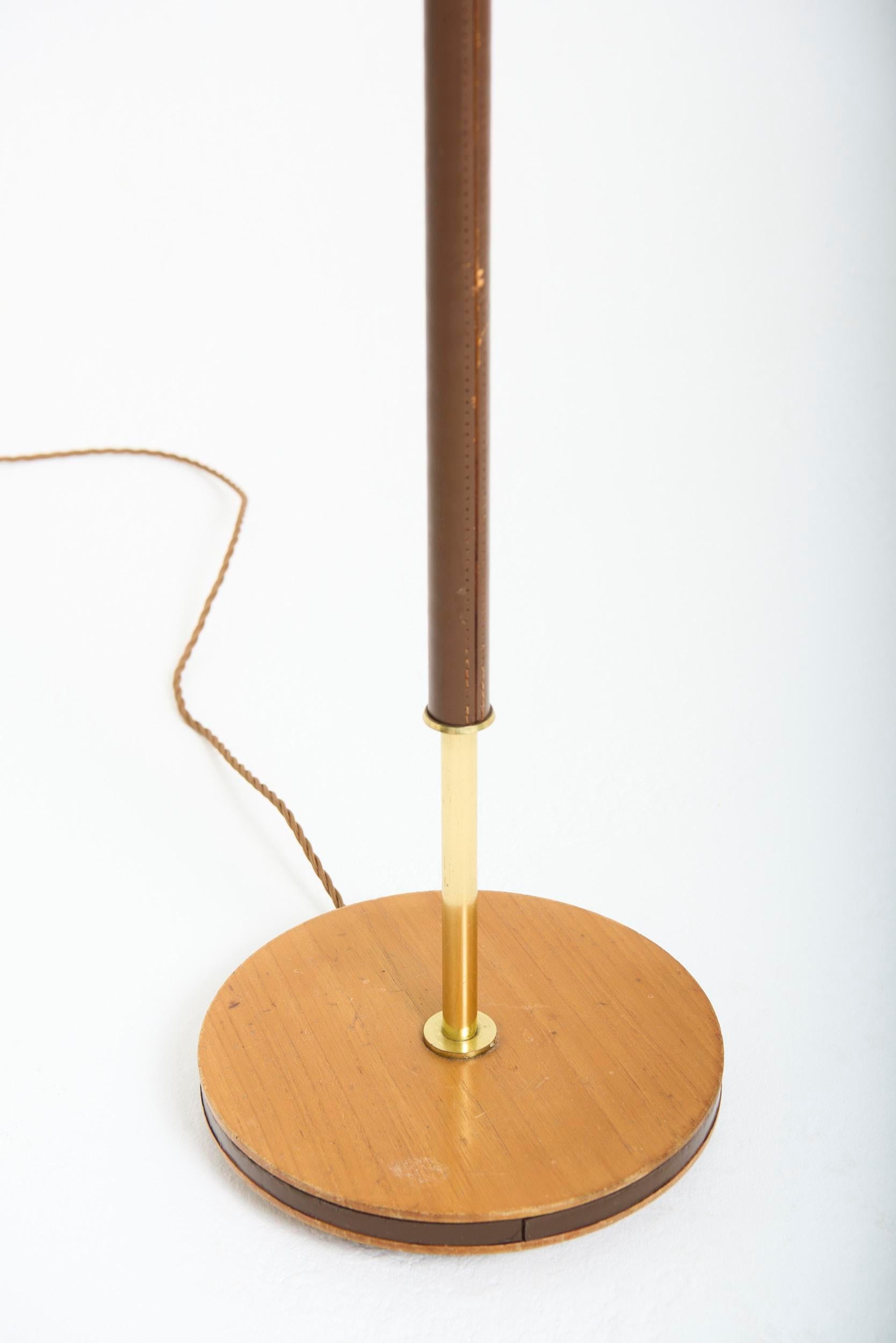 Mid-Century moderno Pelle marrone e ottone di metà secolo  Lampada da terra in vendita