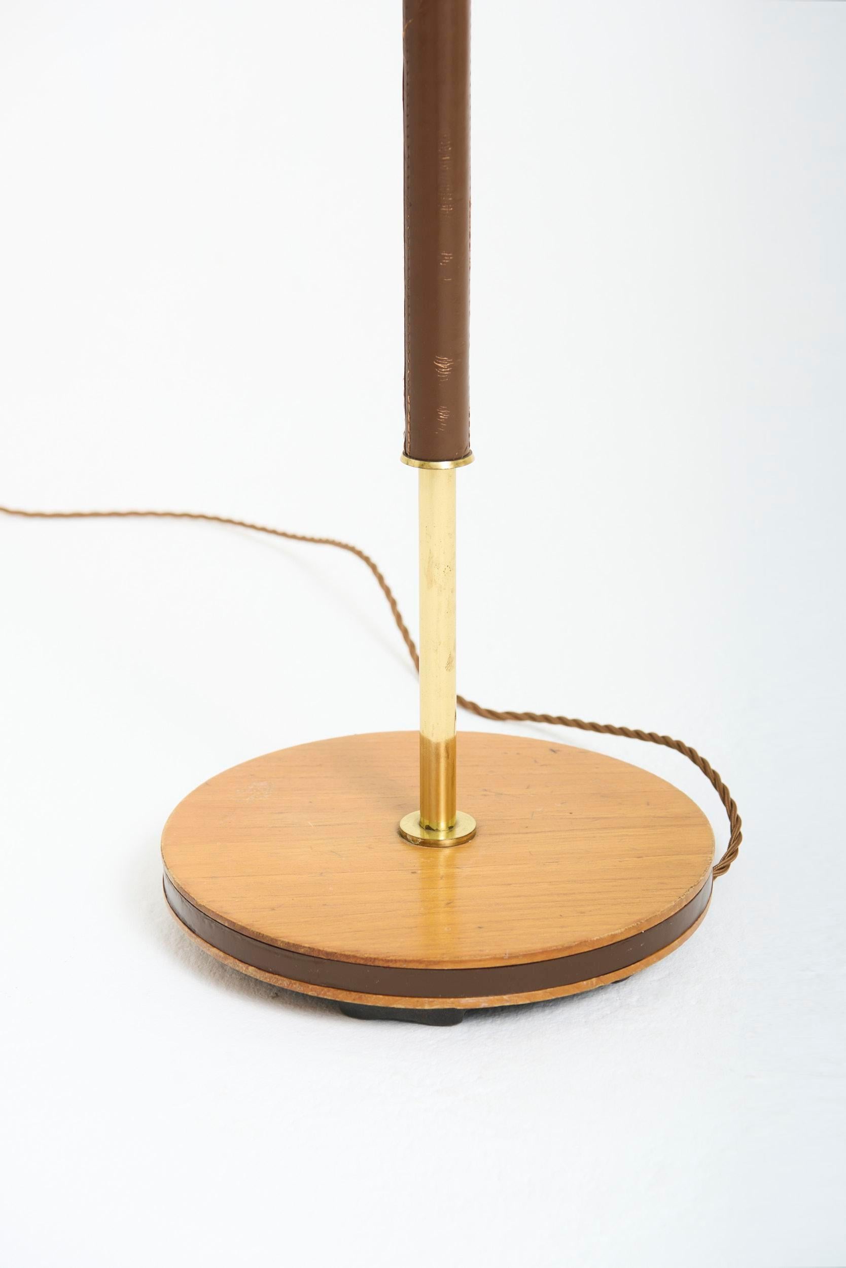 Svedese Pelle marrone e ottone di metà secolo  Lampada da terra in vendita