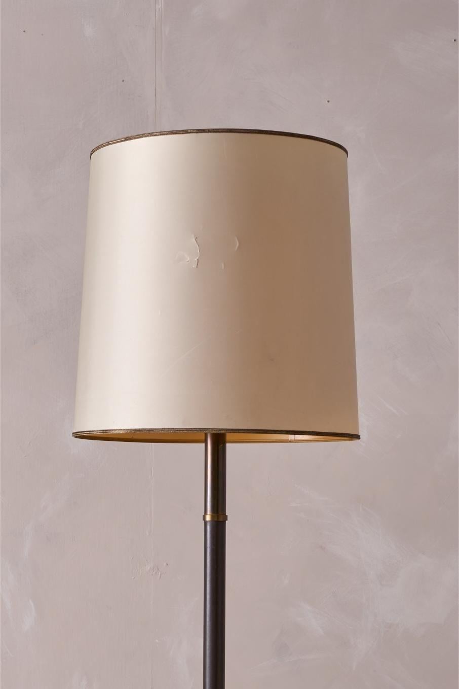 Stehlampe aus braunem Leder und Messing aus der Mitte des Jahrhunderts (20. Jahrhundert) im Angebot