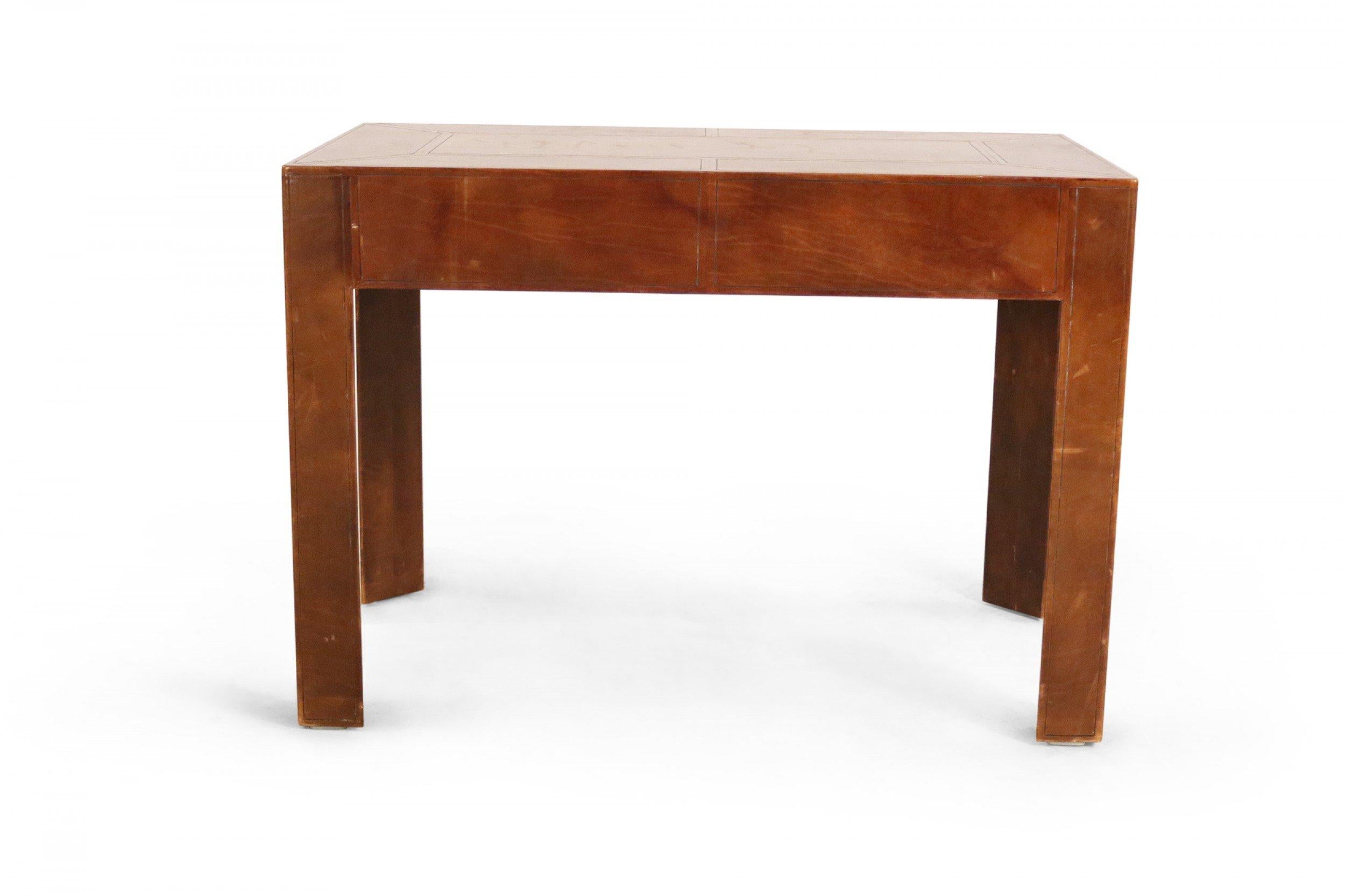 Mid-Century moderno Scrivania a 2 cassetti rivestita in pelle marrone di metà secolo in vendita
