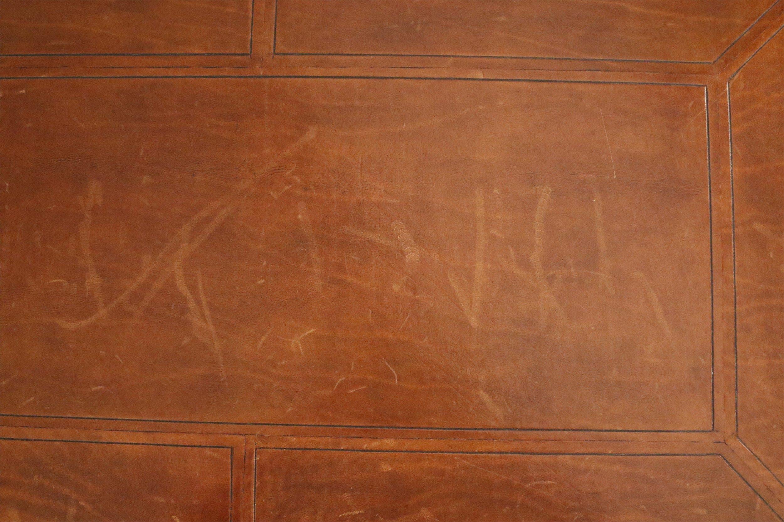 Scrivania a 2 cassetti rivestita in pelle marrone di metà secolo In condizioni buone in vendita a Queens, NY