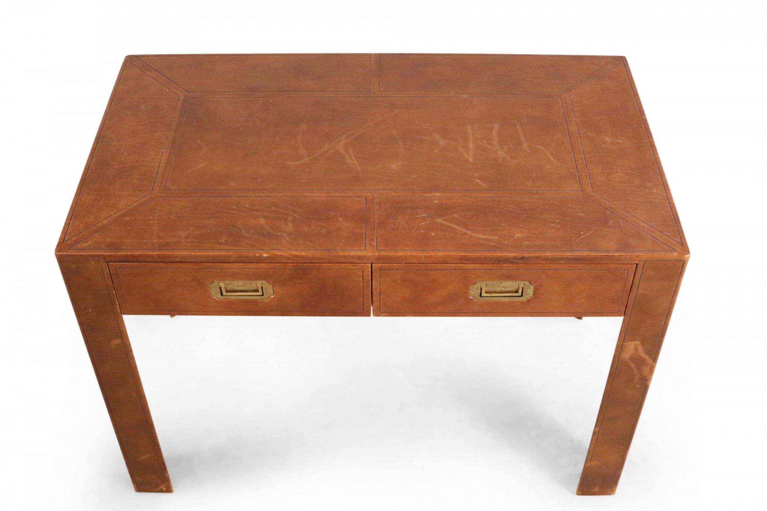 Legno Scrivania a 2 cassetti rivestita in pelle marrone di metà secolo in vendita