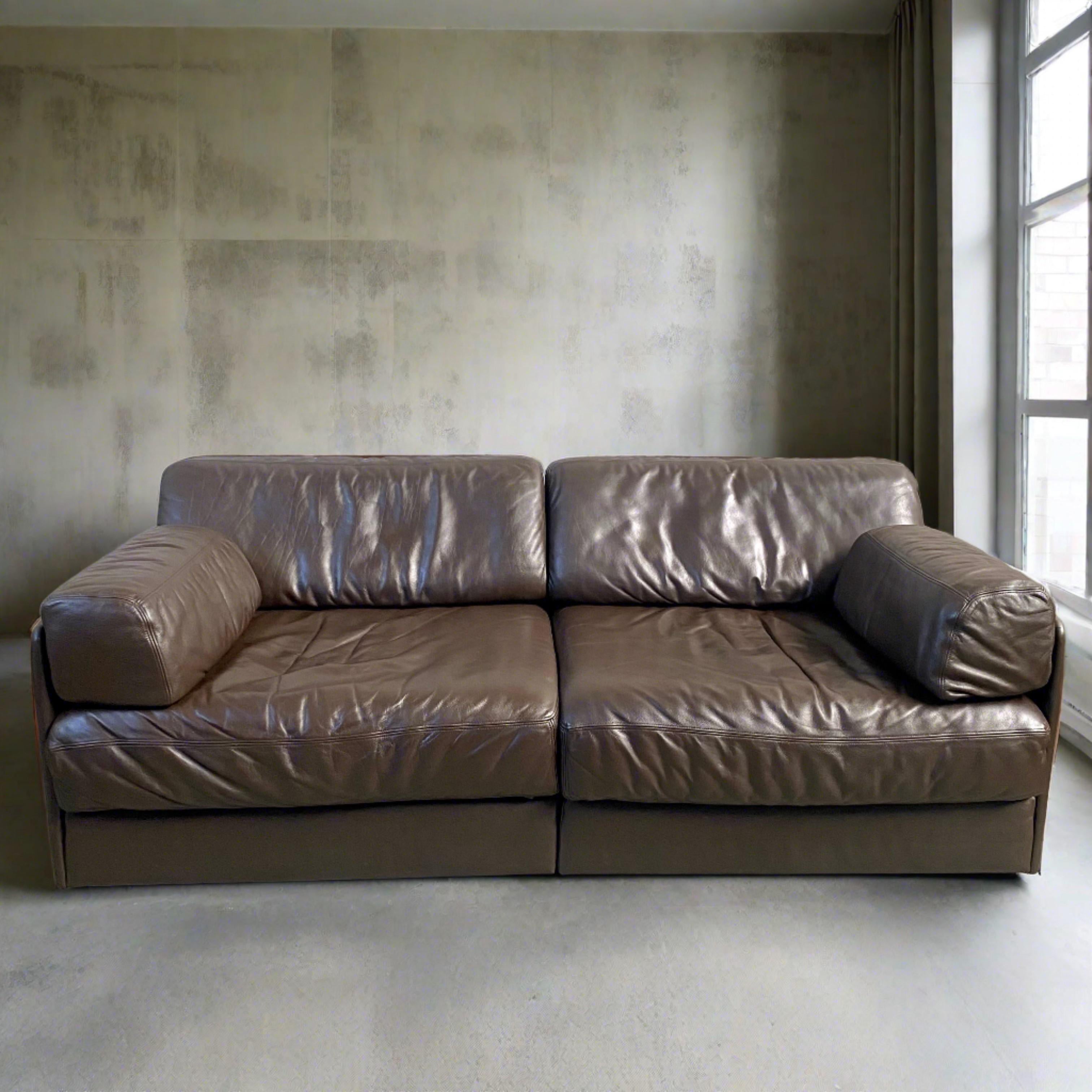 Das 2-Sitzer-Sofa DE SEDE DS76 ist eine Ikone des Mid-Century-Designs und ein wahres Meisterwerk. Dieses Sofa wurde 1972 von dem renommierten Designteam DE SEDE entworfen und verbindet mühelos Form und Funktion. Es strahlt nicht nur den klassischen