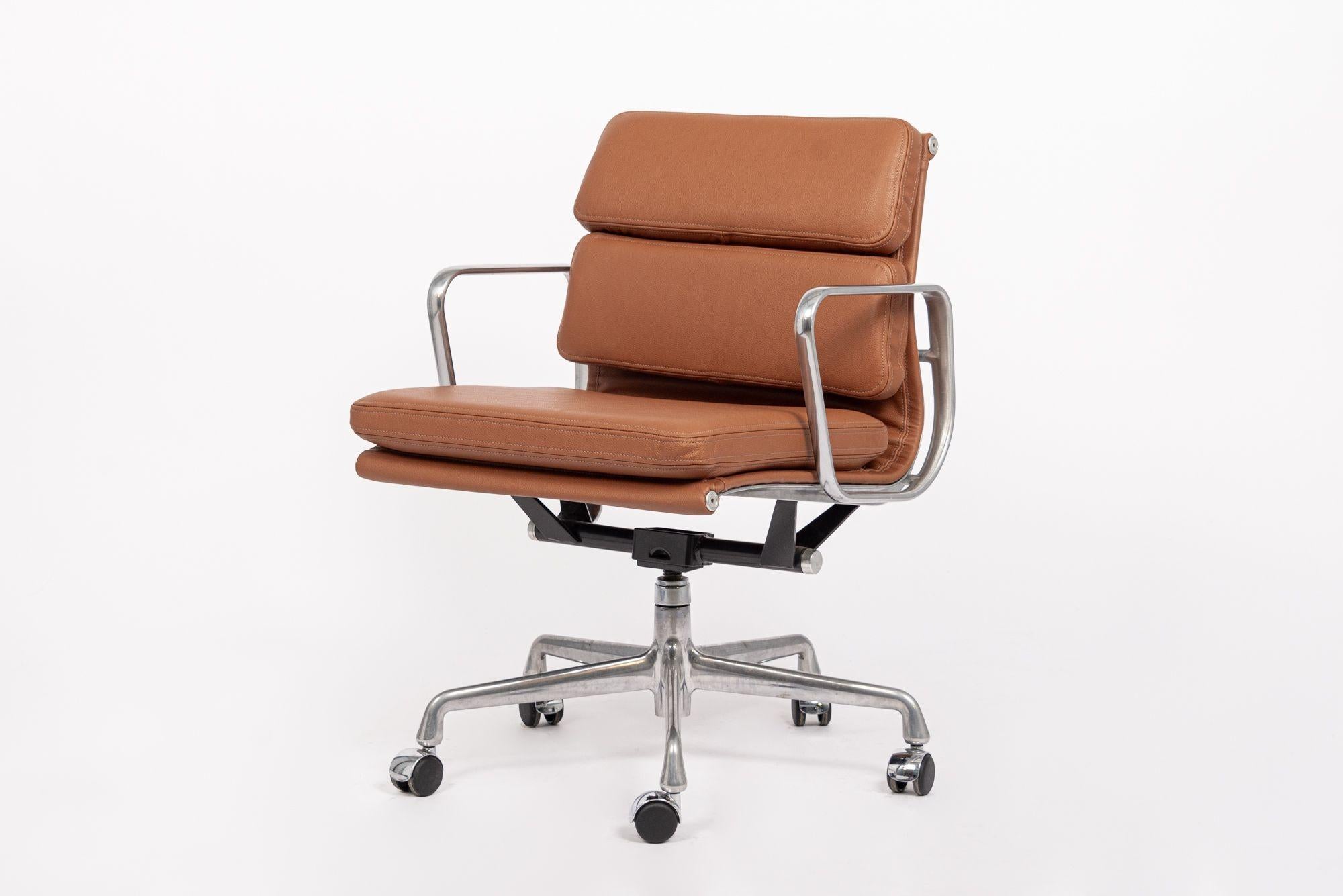 This authentic Eames for Herman Miller Soft Pad Management Height brown leather desk chair from the Aluminum Group Collection was manufactured in the 2000s. This classic mid century modern office chair was first introduced in 1969 by Charles and Ray