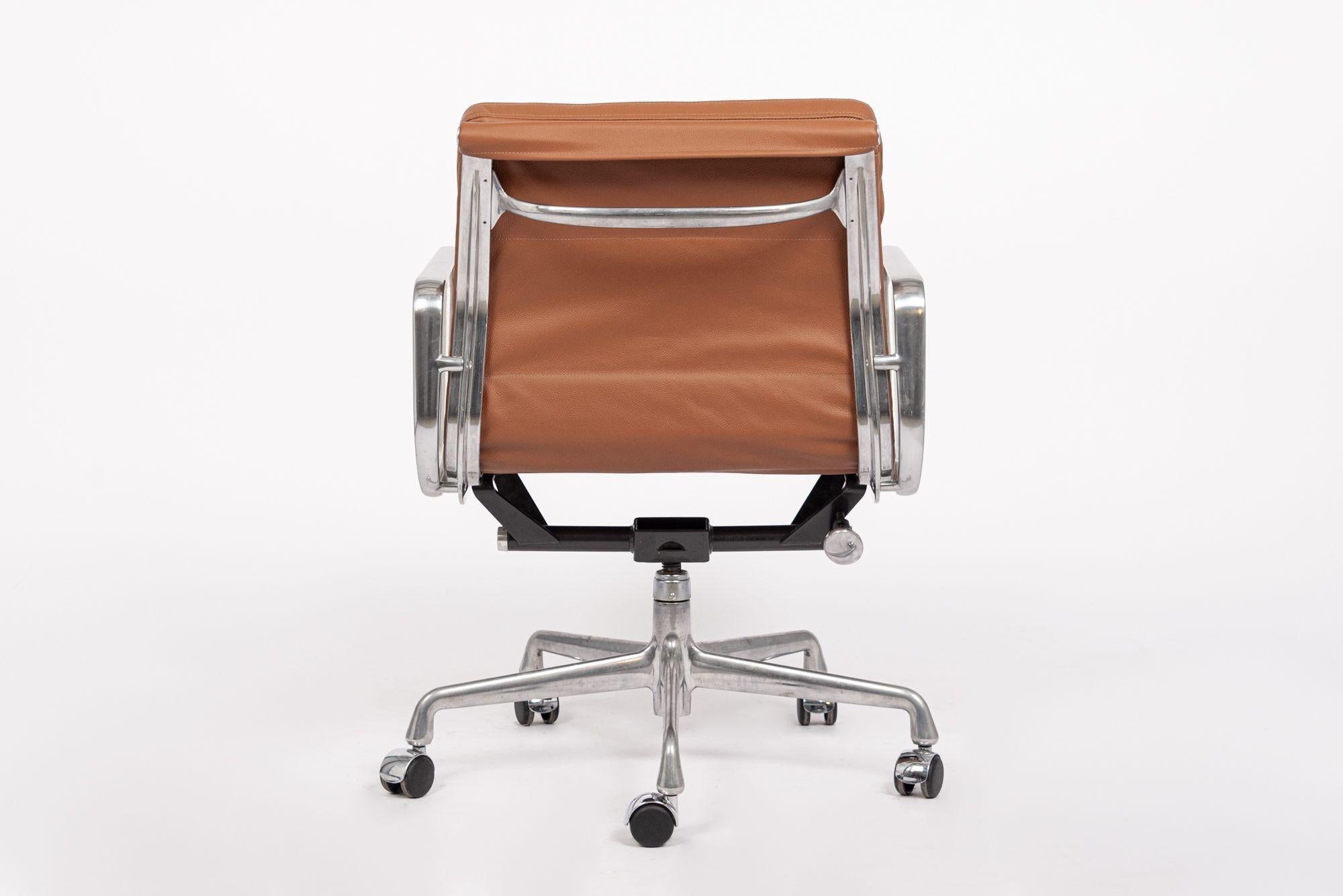 Mid Century Brown Leather Desk Chair von Eames für Herman Miller (21. Jahrhundert und zeitgenössisch) im Angebot