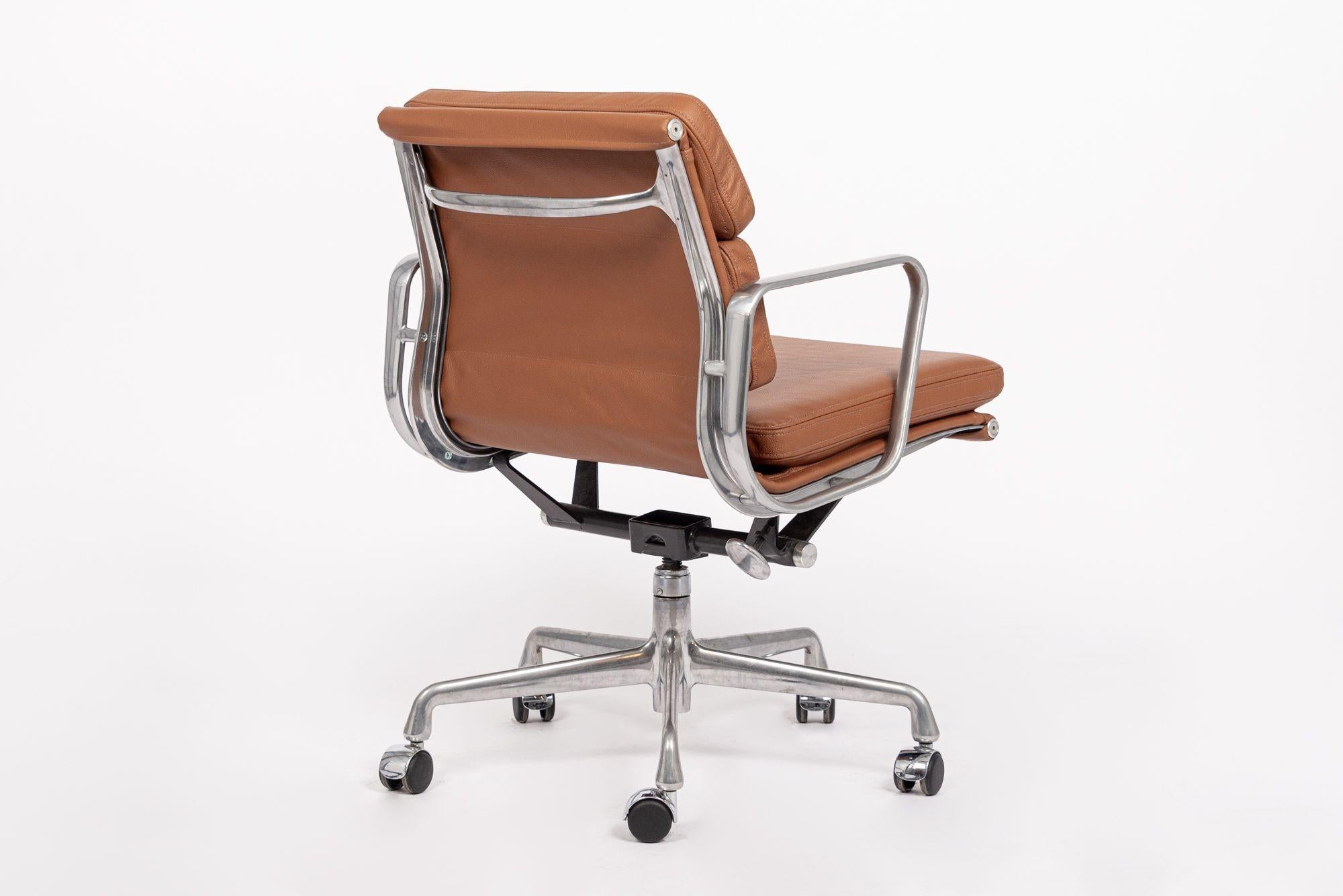 Mid Century Brown Leather Desk Chair von Eames für Herman Miller (Aluminium) im Angebot