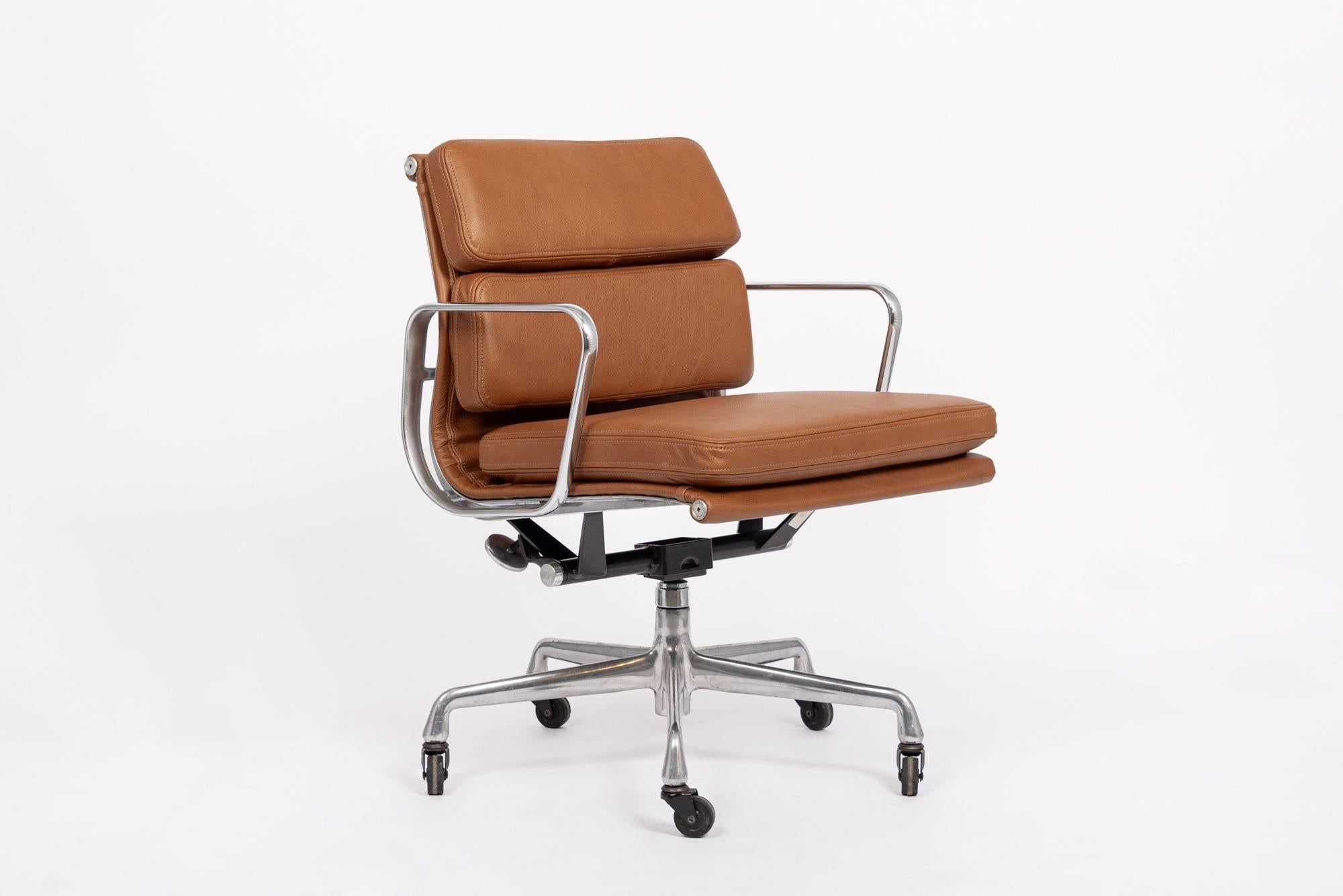 Dieser authentische Eames for Herman Miller Soft Pad Management Height Bürostuhl aus braunem Leder der Aluminum Group Collection wurde in den 2000er Jahren hergestellt. Dieser klassische, moderne Bürostuhl aus der Mitte des Jahrhunderts wurde 1969