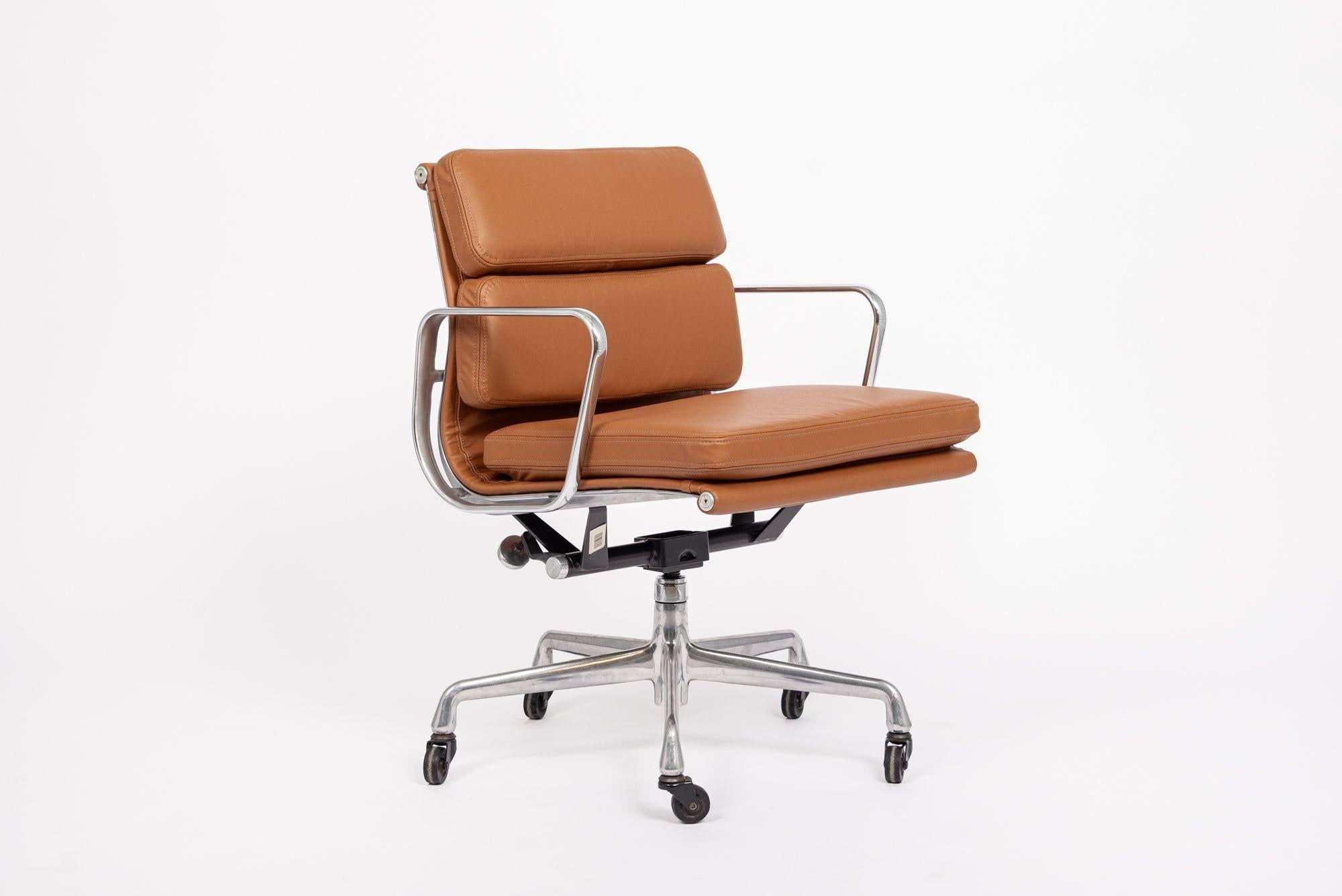 This authentic Eames for Herman Miller Soft Pad Management Height brown leather office chair from the Aluminum Group Collection was manufactured in the 2000s. This classic mid century modern office chair was first introduced in 1969 by Charles and