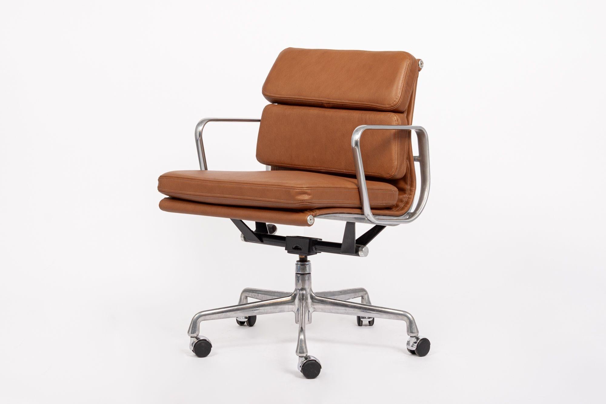 Cette authentique chaise de bureau en cuir marron Eames for Herman Miller Soft Pad Management Height de la Collection S a été fabriquée dans les années 2000. Cette chaise de bureau classique et moderne du milieu du siècle a été introduite pour la