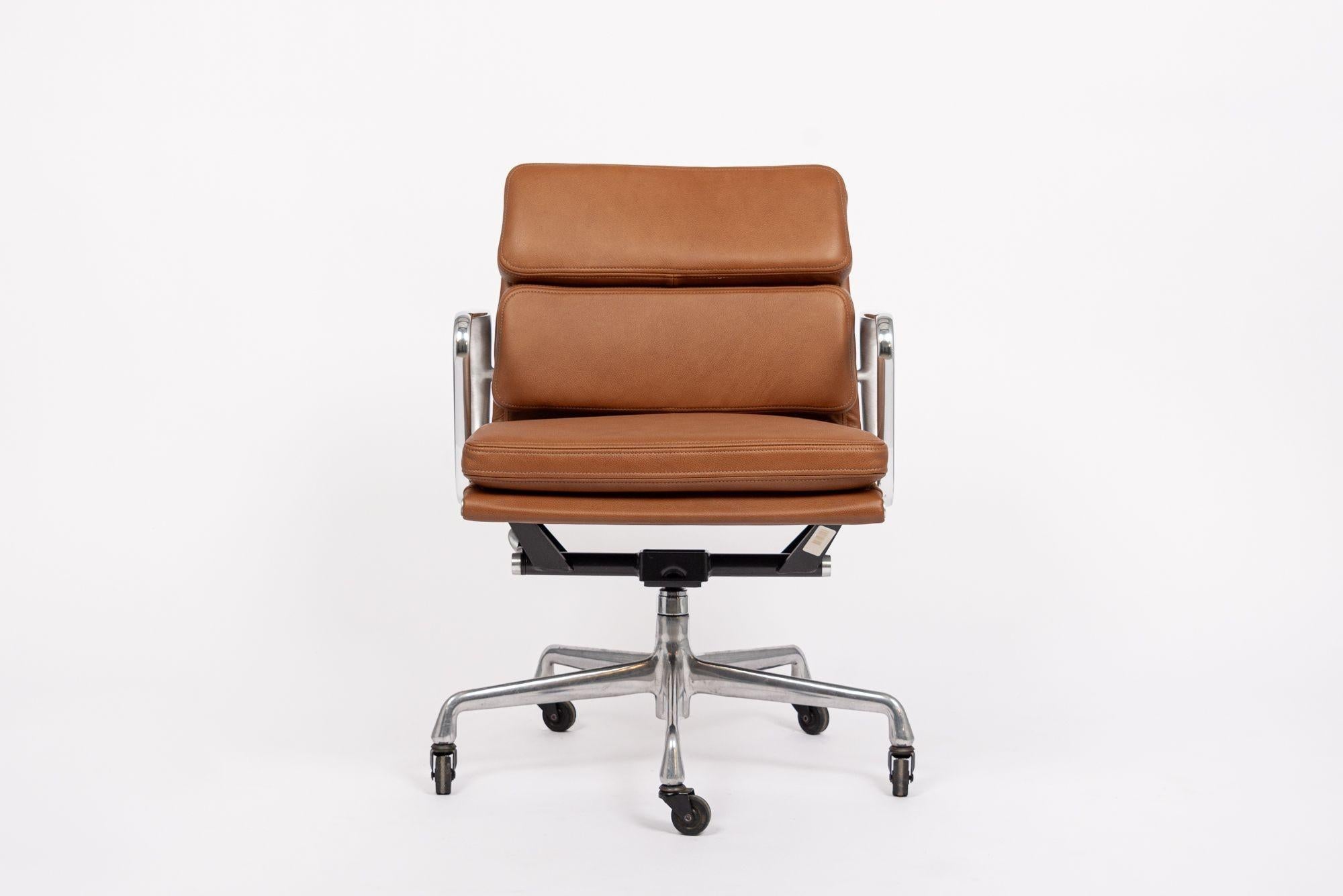 Mid Century Brown Leder Bürostuhl von Eames für Herman Miller 2000s (Moderne der Mitte des Jahrhunderts) im Angebot