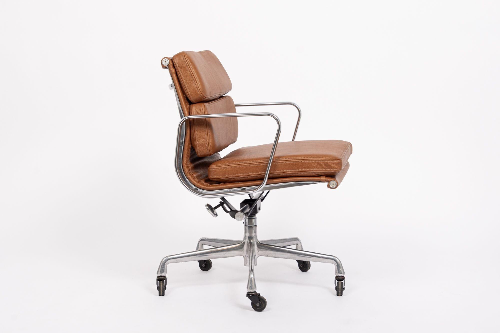 Américain Chaise de bureau en cuir Brown du milieu du siècle dernier par Eames pour Herman Miller années 2000 en vente
