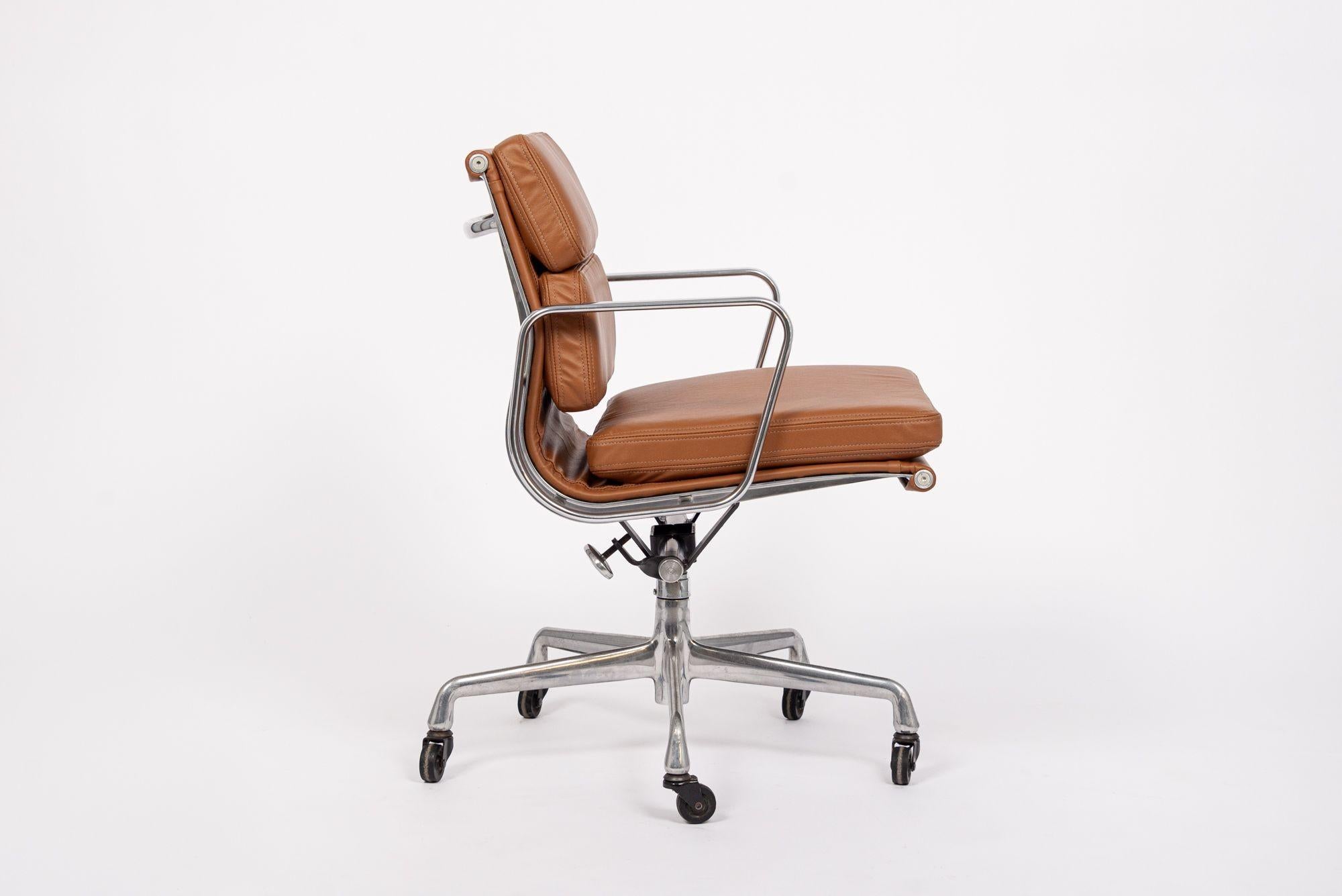 Américain Chaise de bureau en cuir Brown du milieu du siècle dernier par Eames pour Herman Miller années 2000 en vente