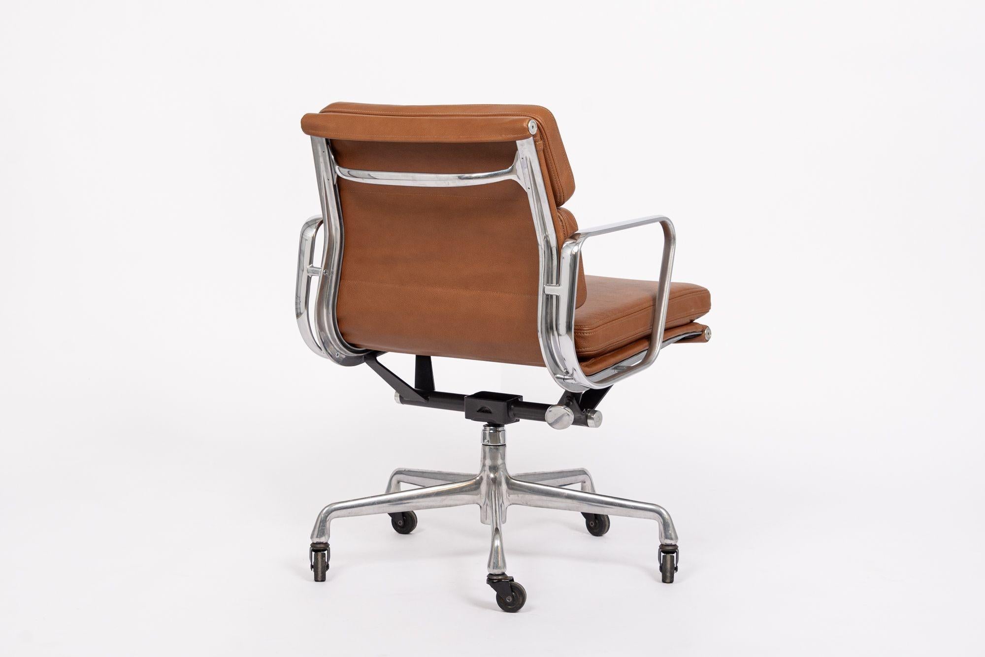 Mid Century Brown Leder Bürostuhl von Eames für Herman Miller 2000s im Zustand „Gut“ im Angebot in Detroit, MI