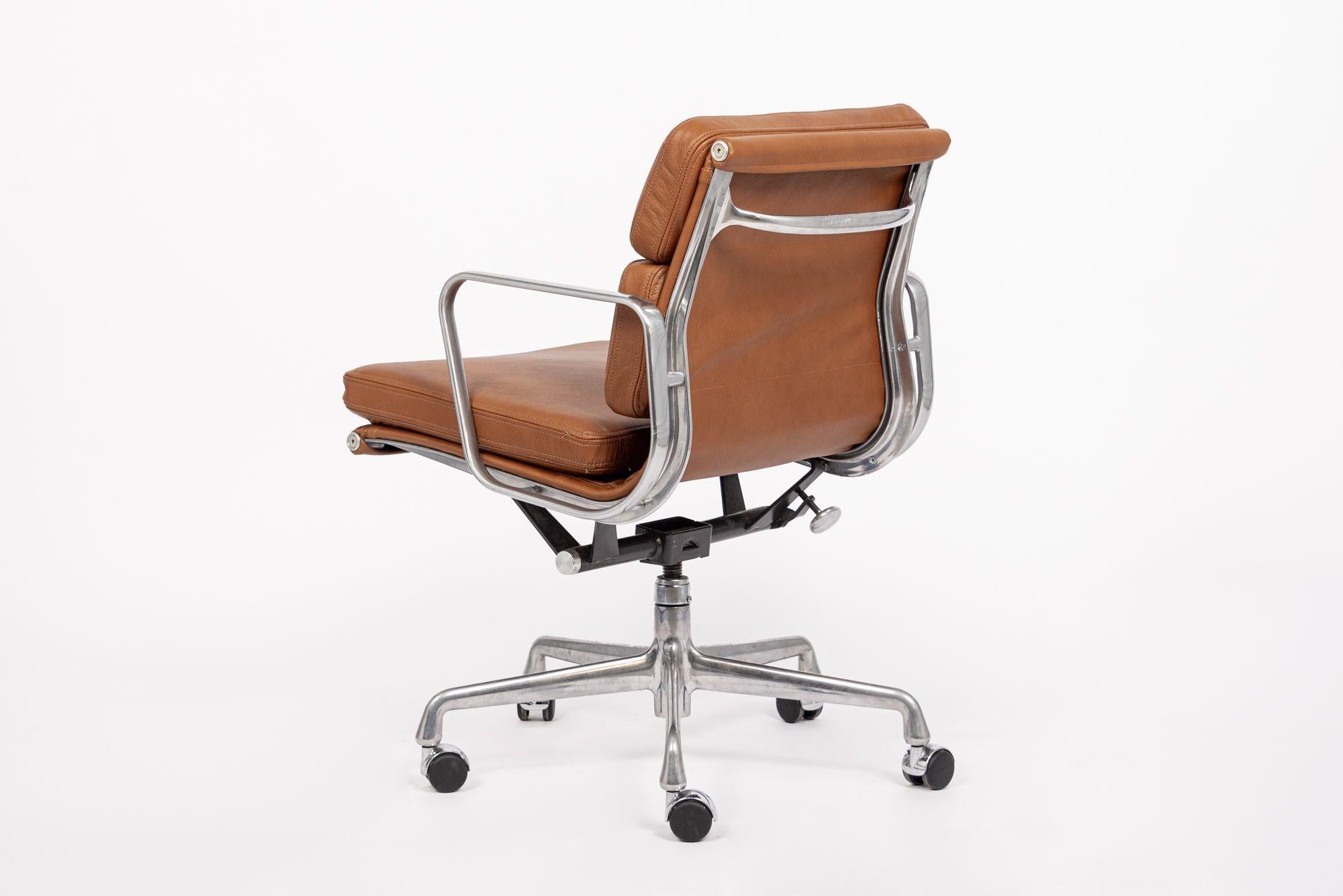 Chaise de bureau en cuir Brown du milieu du siècle dernier par Eames pour Herman Miller années 2000 Bon état - En vente à Detroit, MI